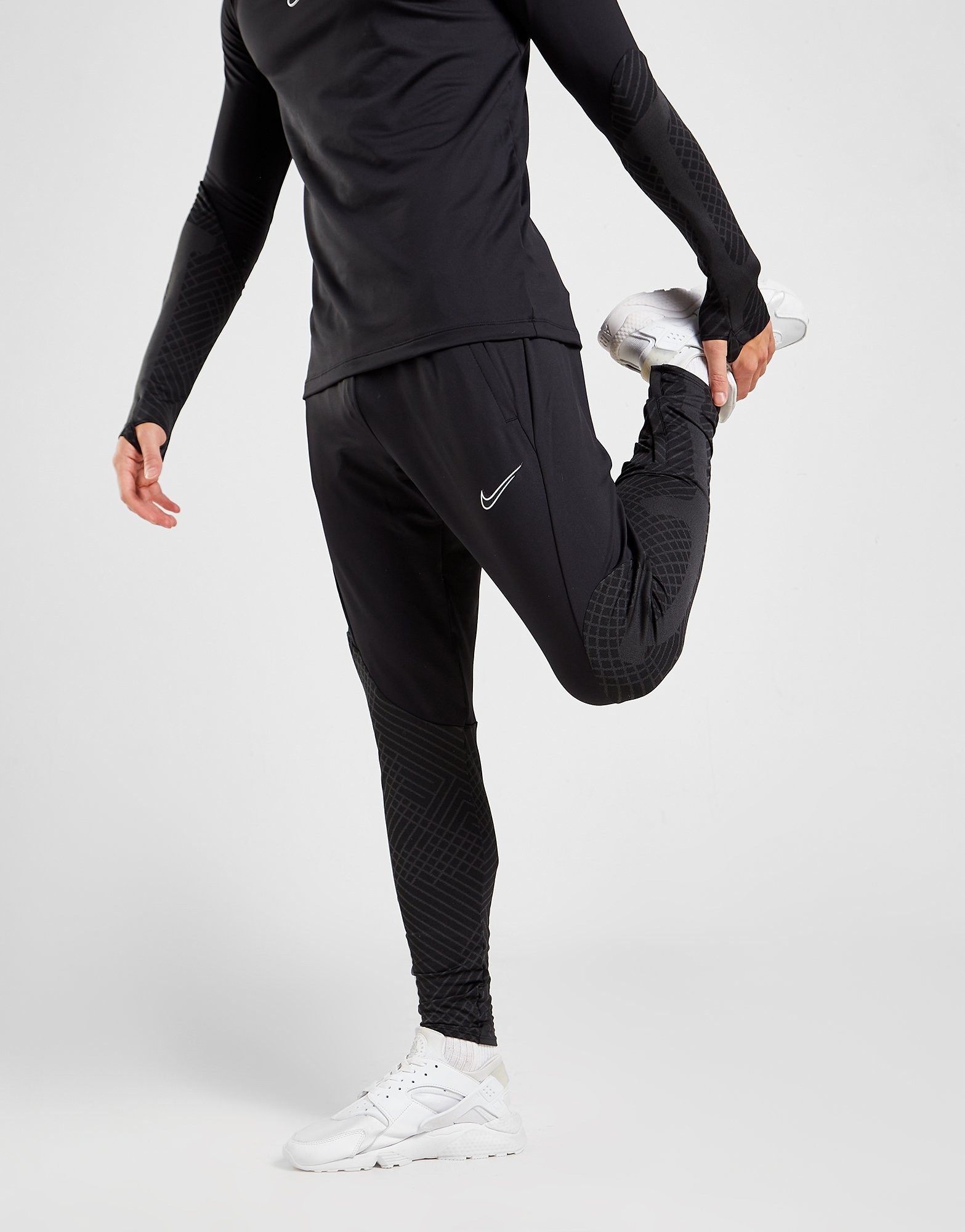 Chirrido Separar curva Compra Nike pantalón de chándal Strike en Negro