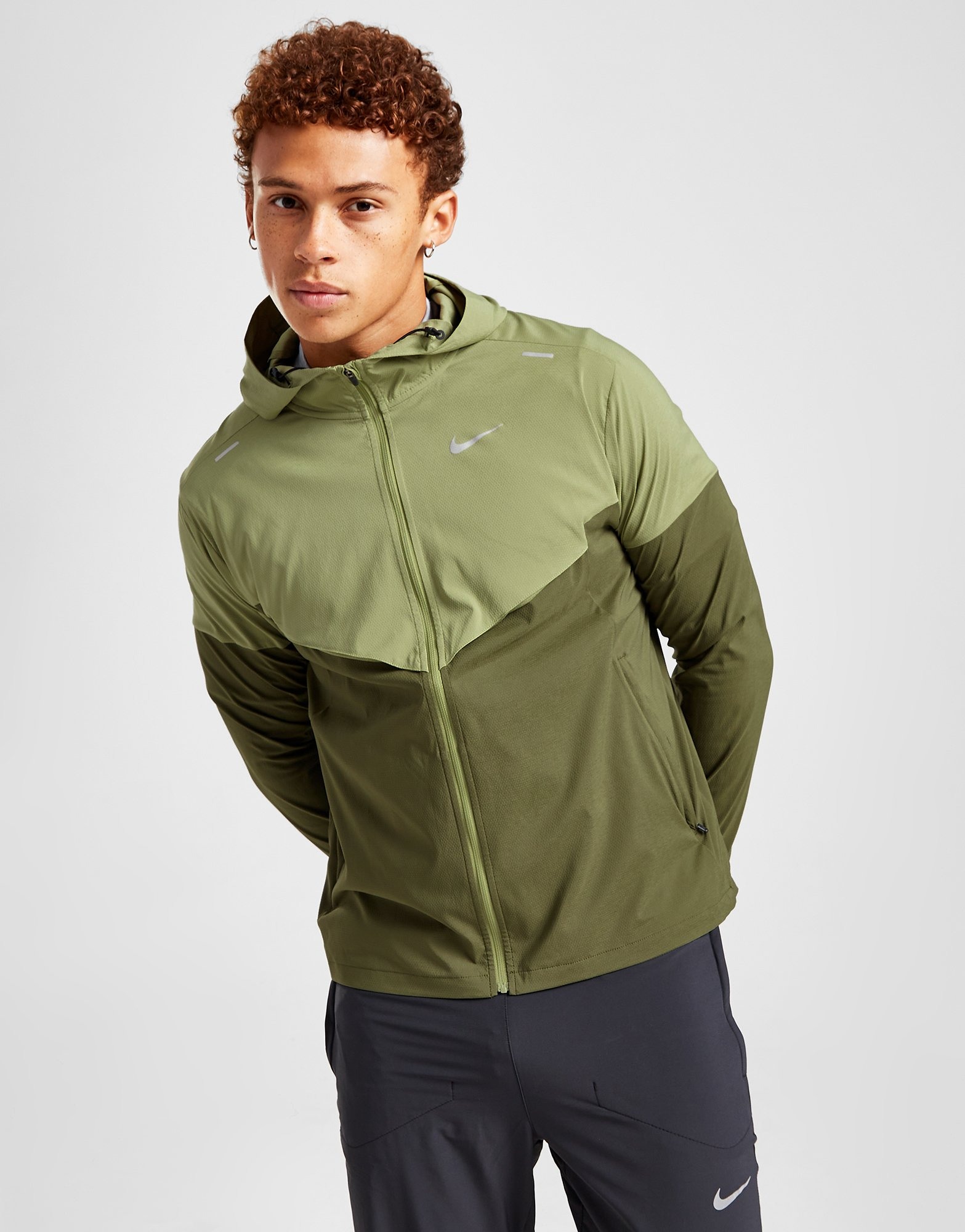 Nike Packable Lightweight Jacket in Verde JD Sports