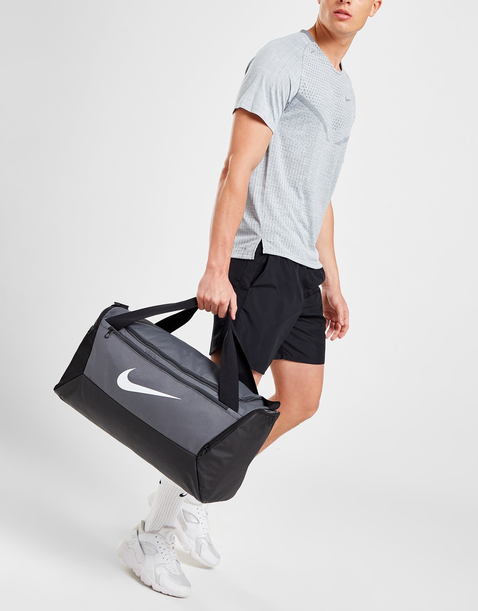 Winkelier capsule Bedrog Grey Nike Small Brasilia Bag | JD Sports Global