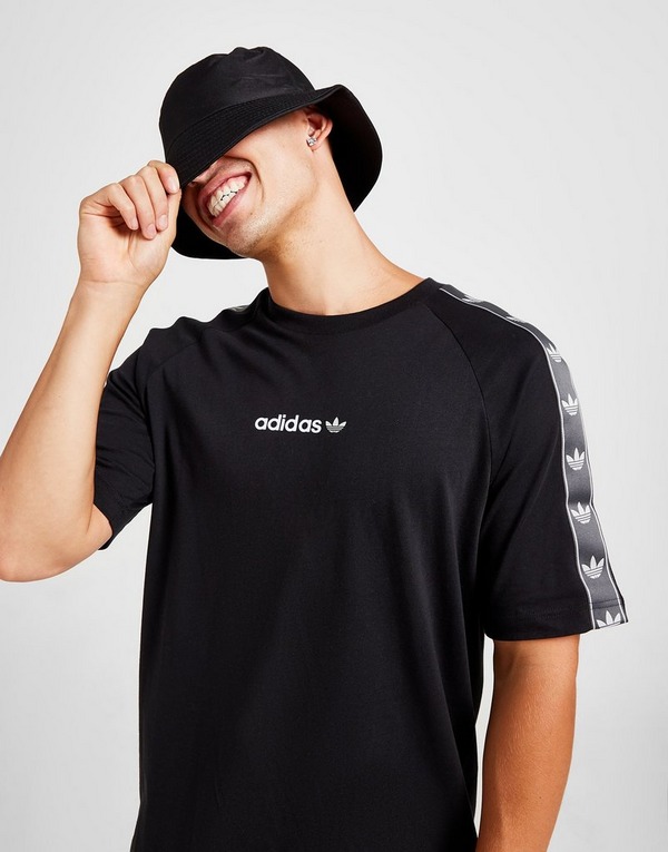 célula Cooperación Avispón adidas Originals Tape T-Shirt en Negro | JD Sports España