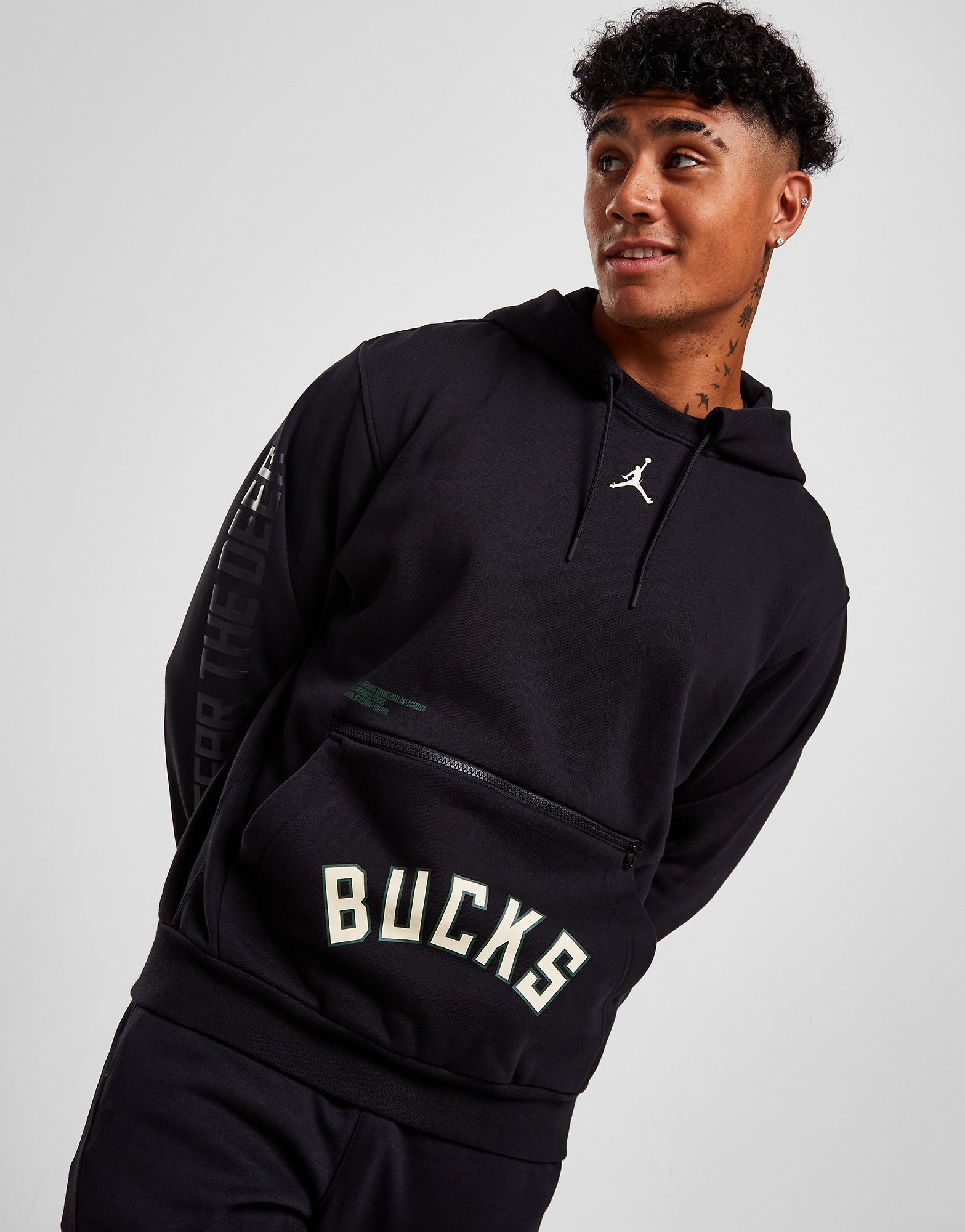 Black Jordan NBA Milwaukee Bucks Fleece Pullover Hoodie | JD