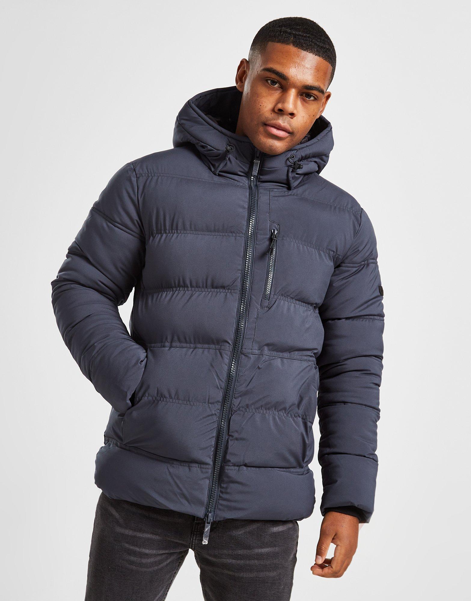 Mand med Sonneti vinterjakke.