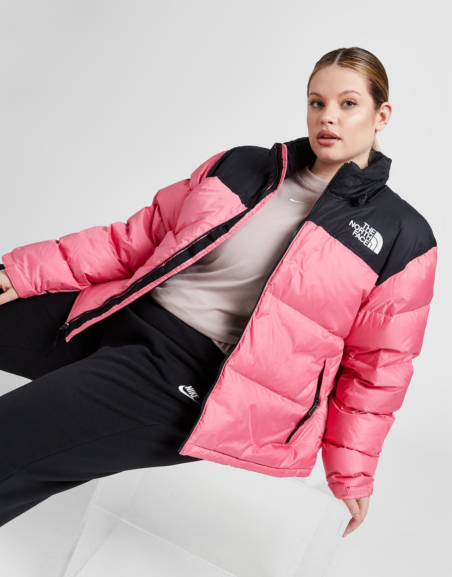 Cierto Shetland danés The North Face chaqueta 1996 Nuptse Plus Size en Rosa | JD Sports España