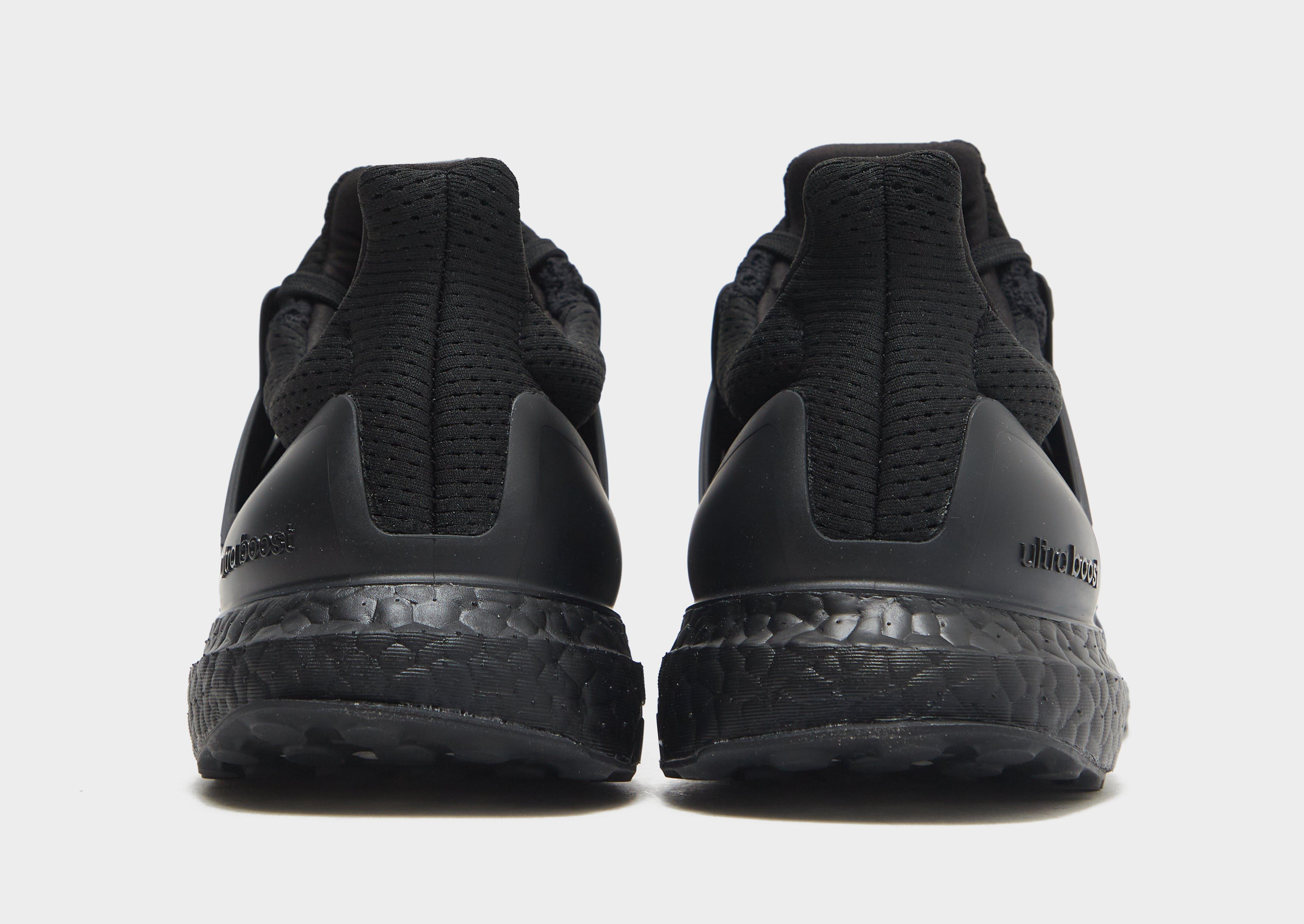 Ultra boost discount adidas all black