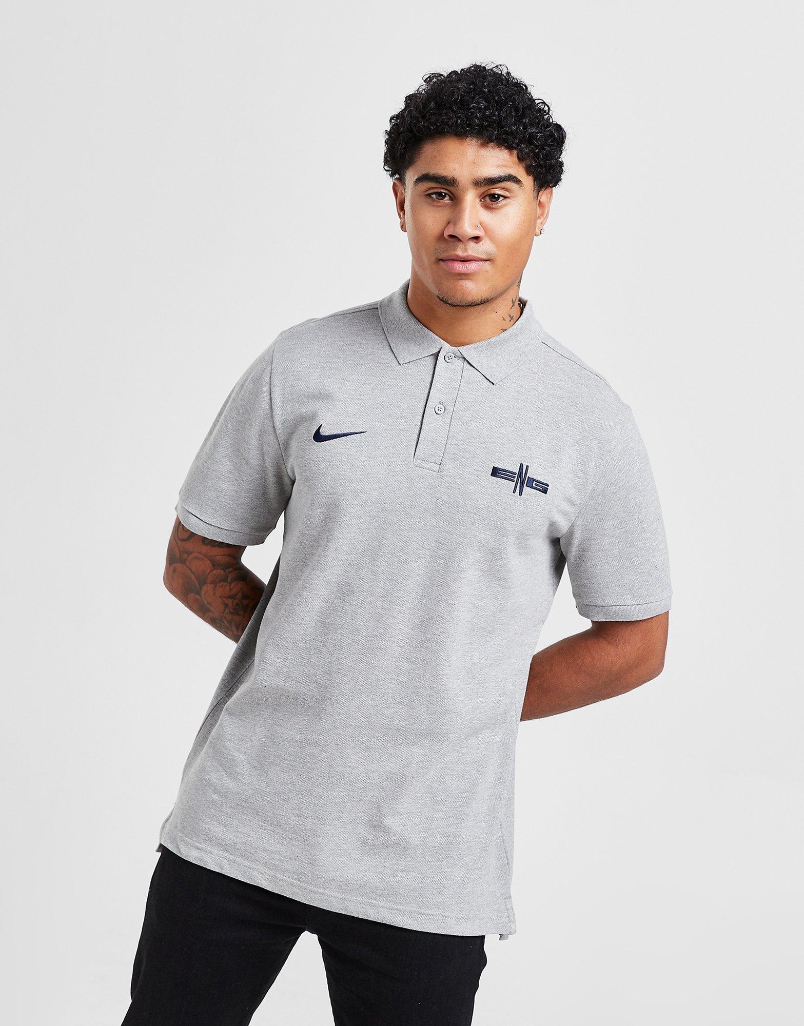 Fragante Ocurrir En marcha Nike England Sportswear Polo Shirt en Gris | JD Sports España