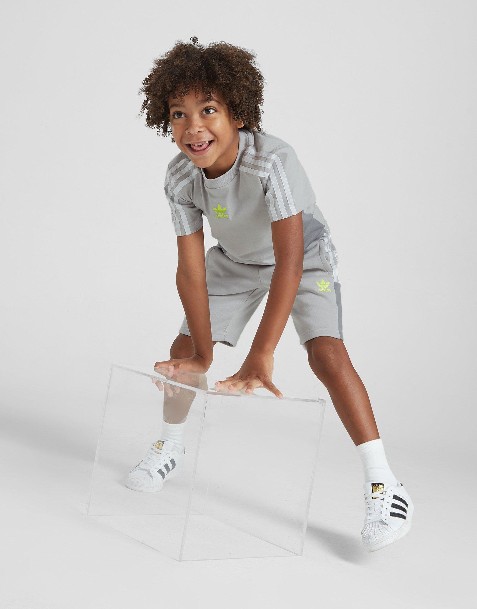adidas Originals conjunto camiseta/pantalón corto Chevron Colour Block infantil en Gris | JD España