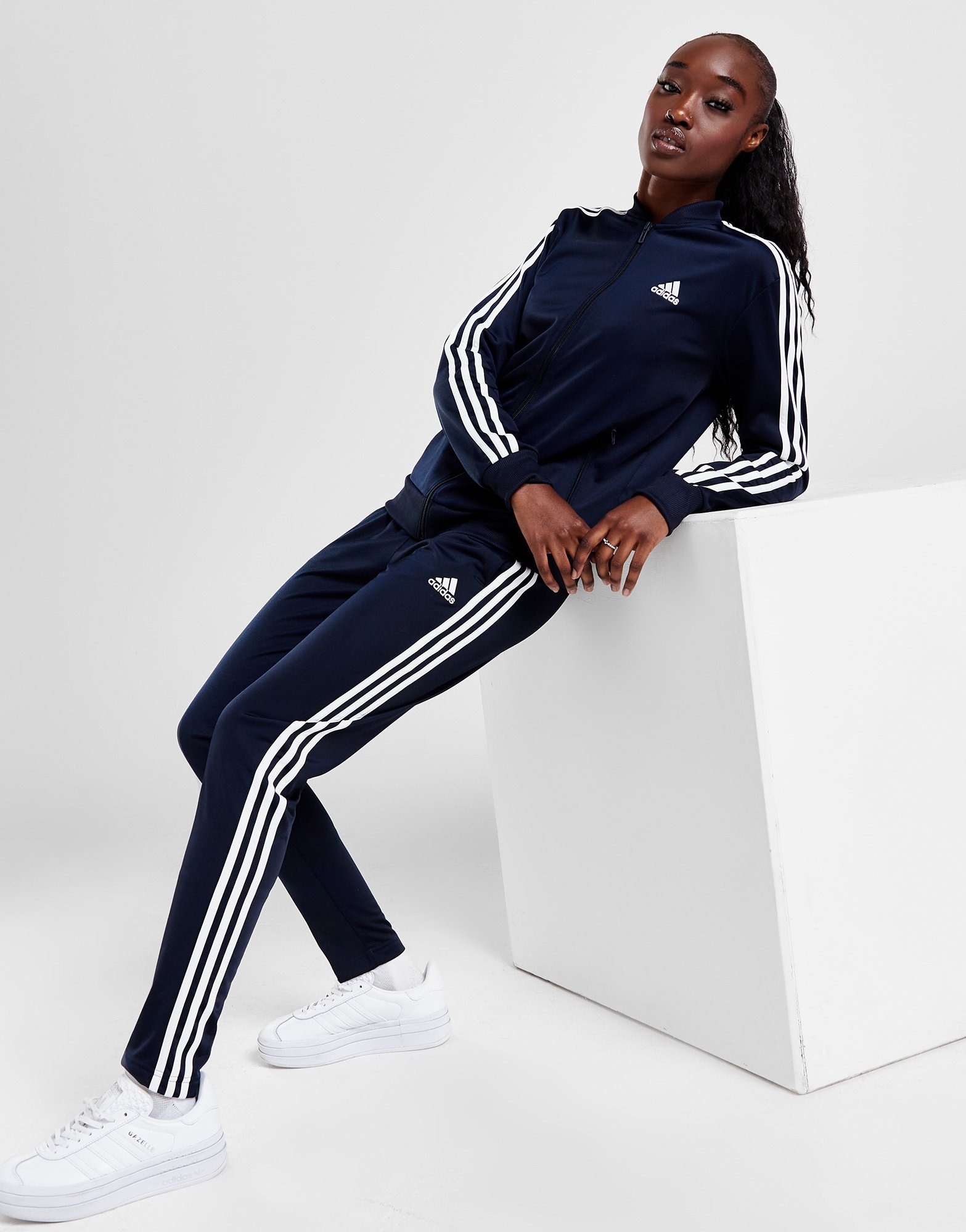 Hvid adidas 3Stripes Essential Tracksuit Dame JD Sports Danmark