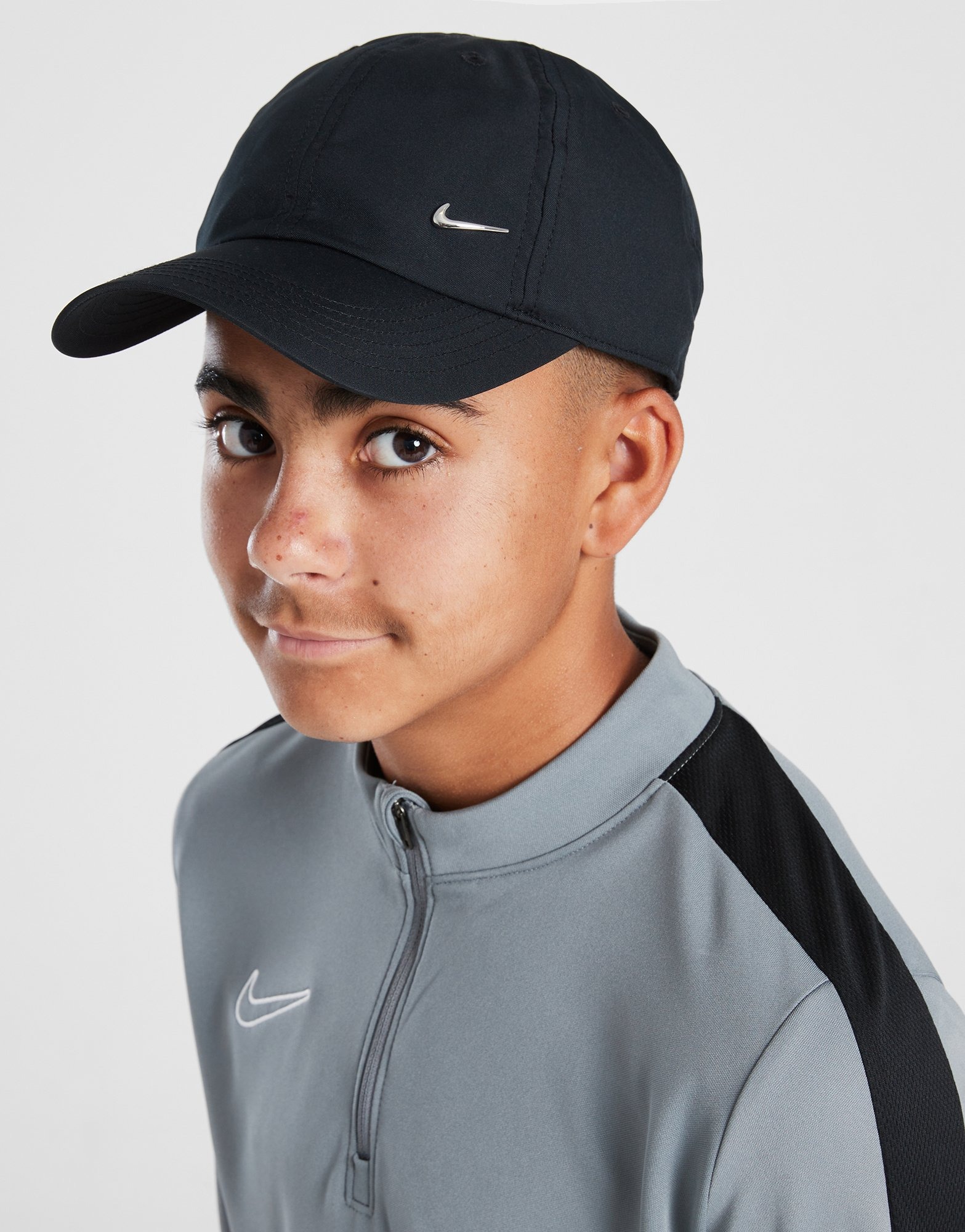 sort-nike-club-side-swoosh-cap-junior-jd-sports-danmark