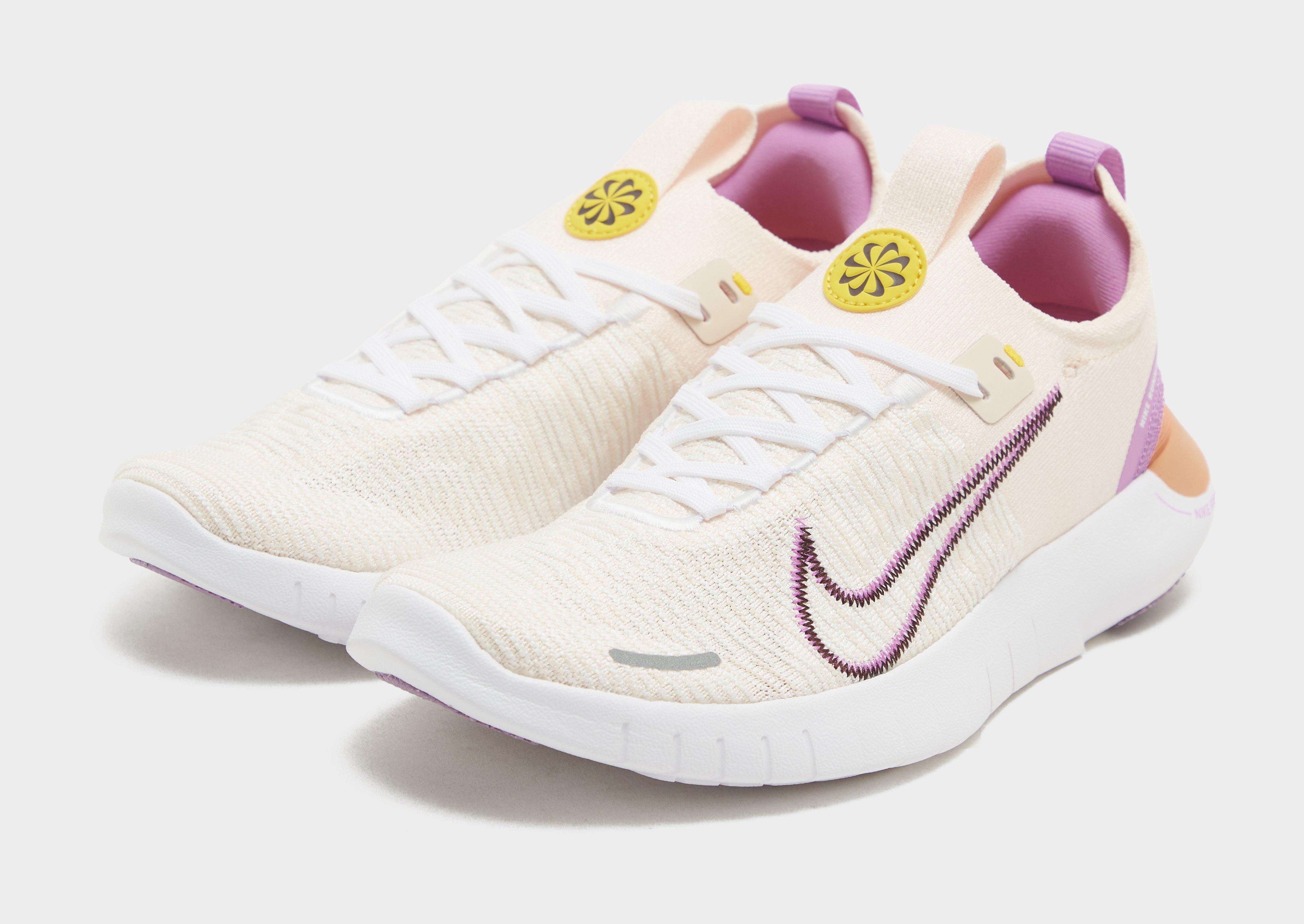 Pink and white nike free clearance run