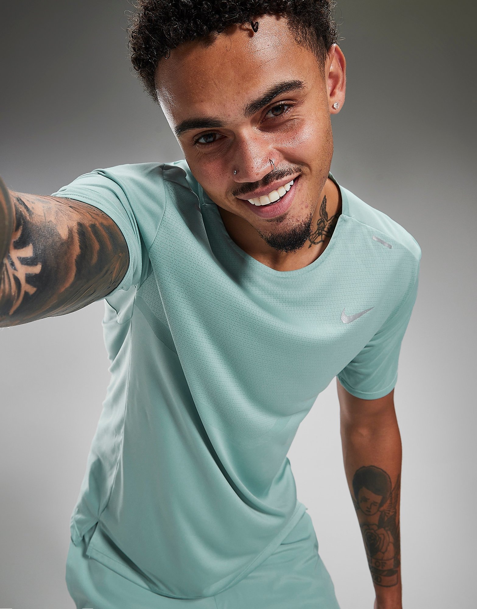 nike rise 365 t shirt green