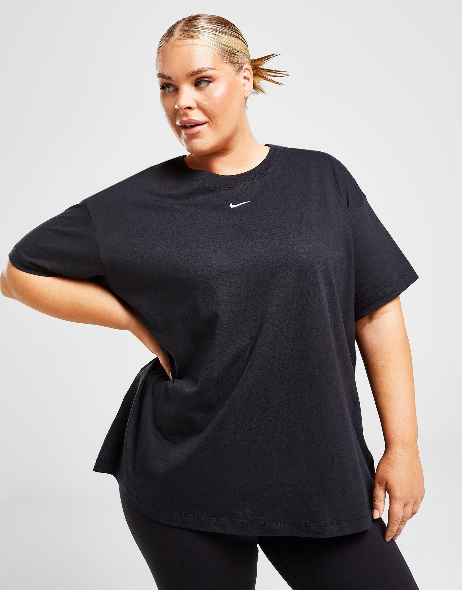 Nike Plus Size Sportswear Essential Boyfriend T-Shirt em Preto
