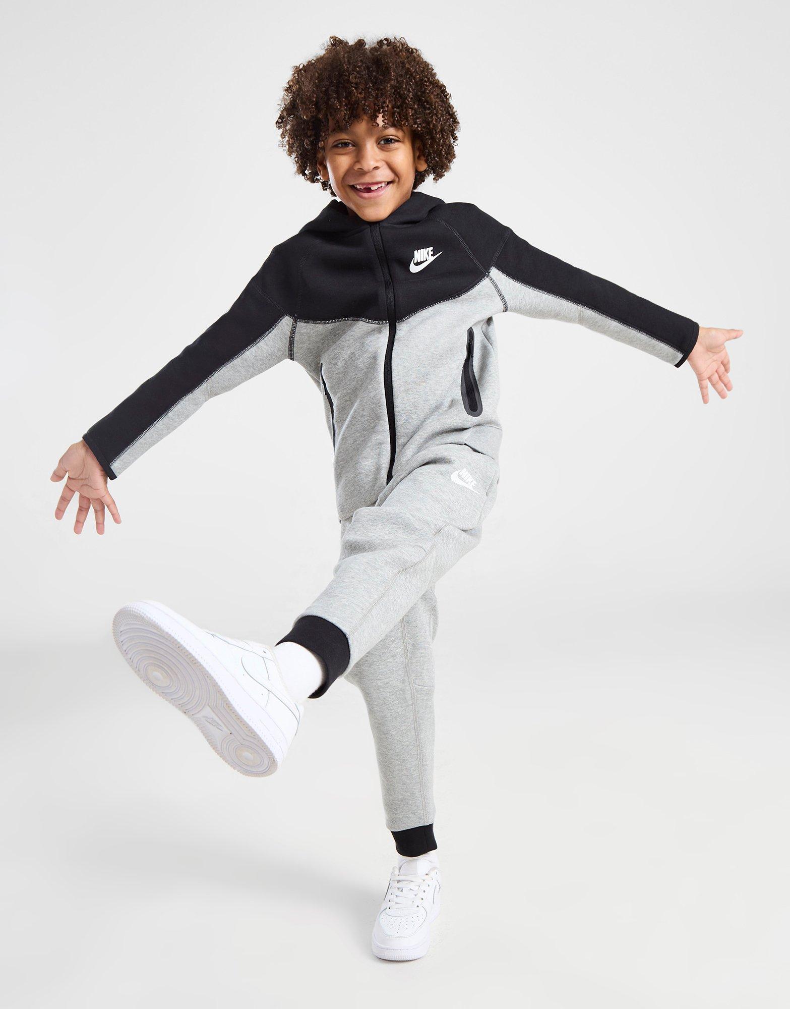 Nike Combinaison enfant Tech Fleece Dri-Fit Gris Code 86L187-023,  Gris/noir/blanc, 5-6 ans : : Mode