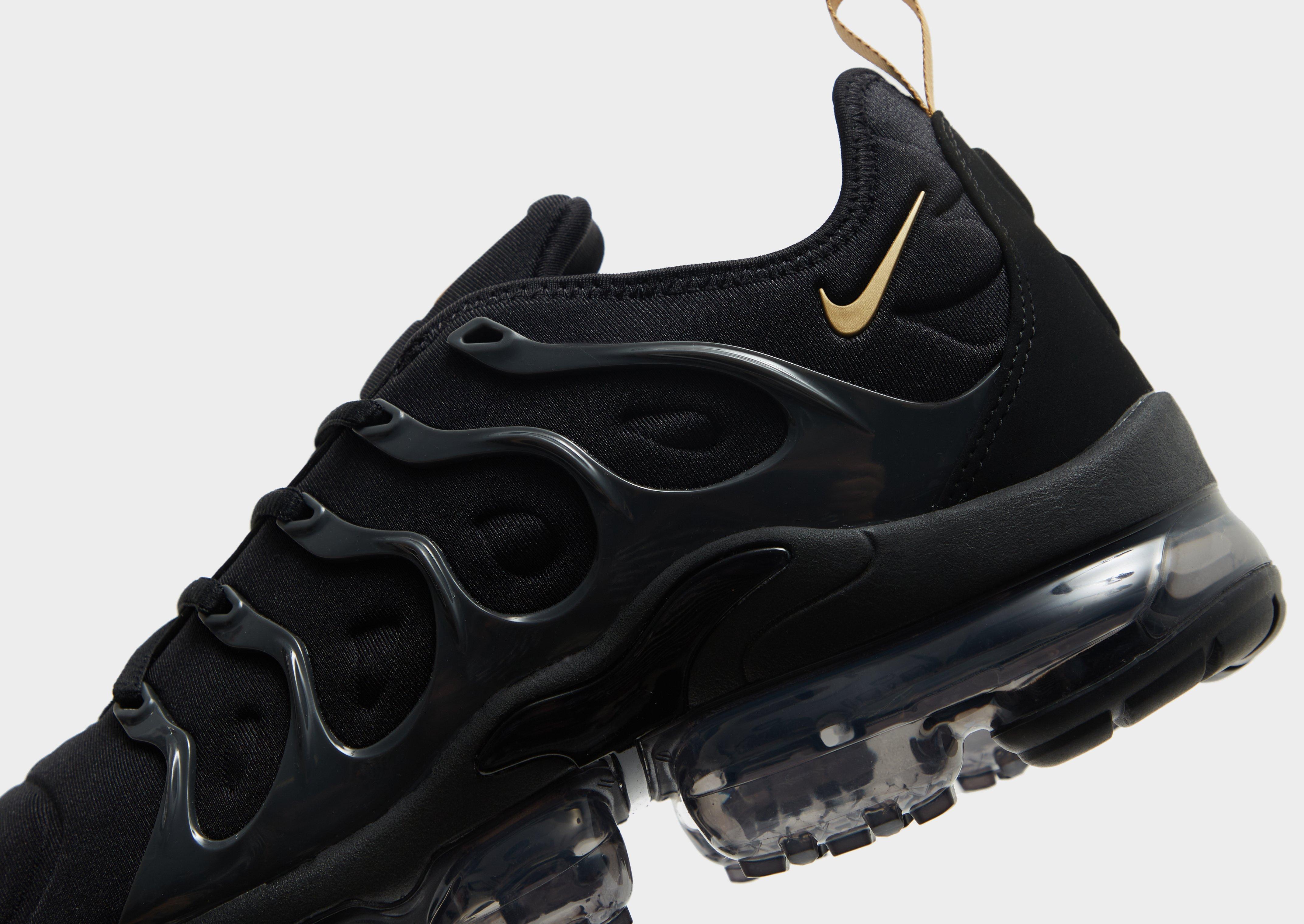 Nike vapormax plus black cheap and white