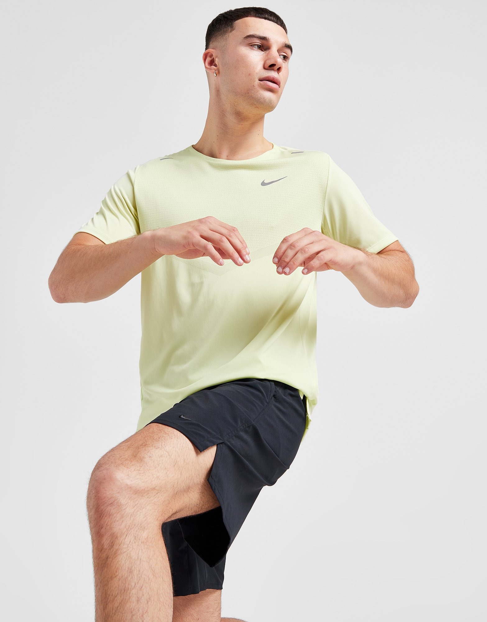 nike rise 365 t shirt green