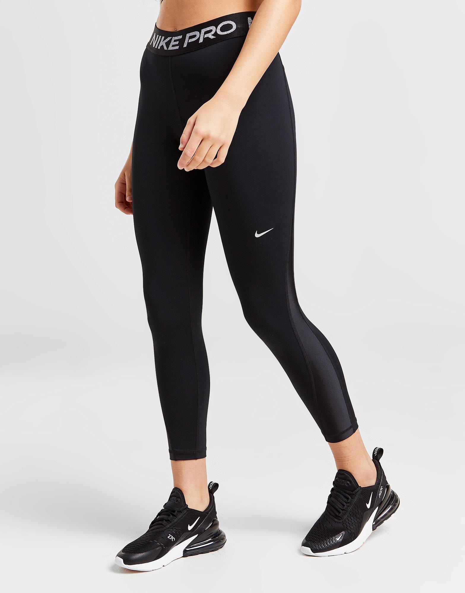 Nike Training – Pro Warm – Kurz geschnittene Leggings in schwarzer  Glitzeroptik