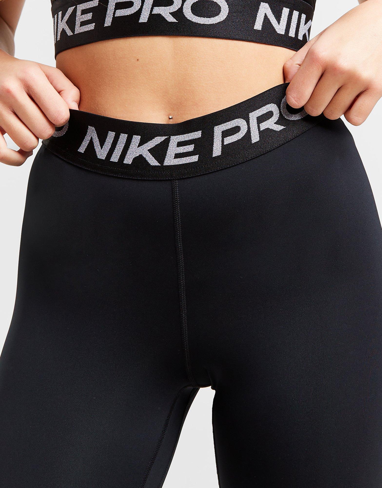 Nike Training – Pro Warm – Kurz geschnittene Leggings in schwarzer  Glitzeroptik