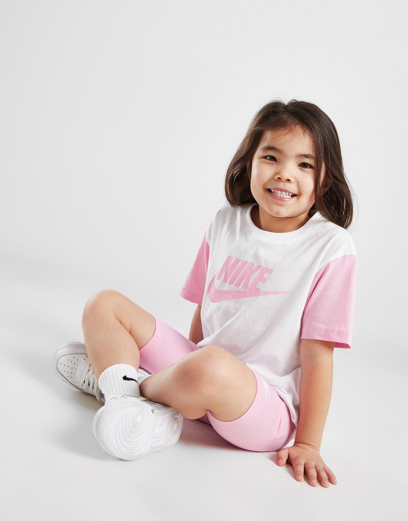 Nike Haz que vibren con el estilo Swoosh con este conjunto de camiseta y  pantalón corto para niña Colour Block de Nike. En una combinación de  colores blanco y rosa, este conjunto