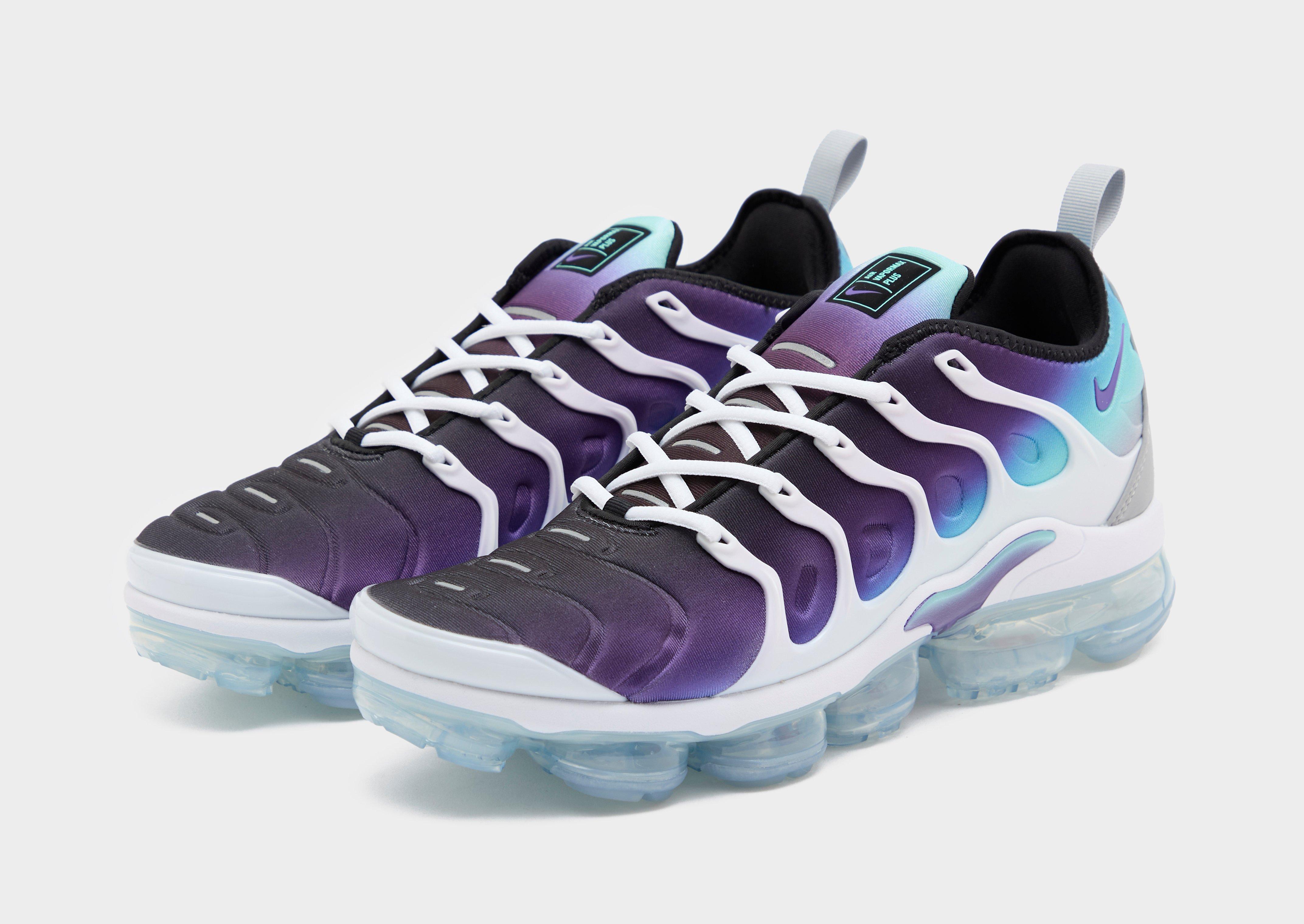 Nike vapormax plus white black hot sale