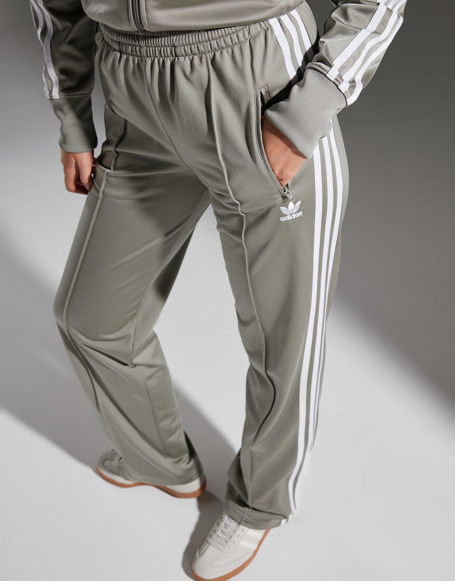 Pantaloni adidas hotsell aperti ai lati