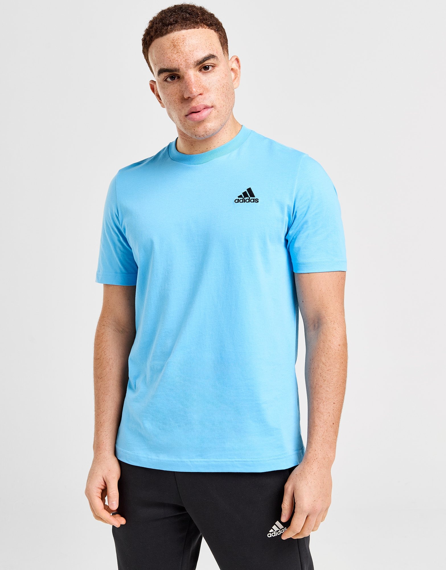 adidas Badge of Sport Core T-Shirt em Azul | JD Sports
