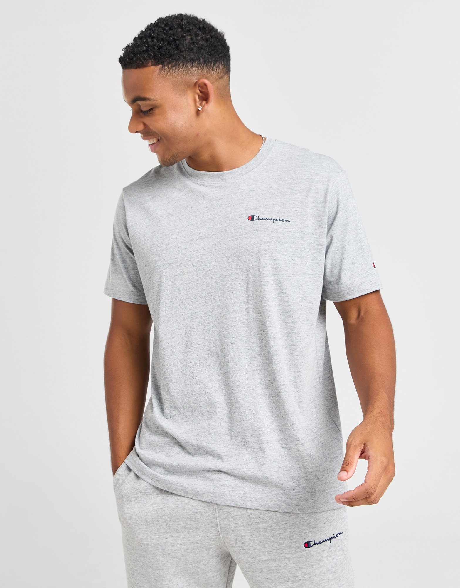 Champion Small Logo T Shirt in Grigio JD Sports