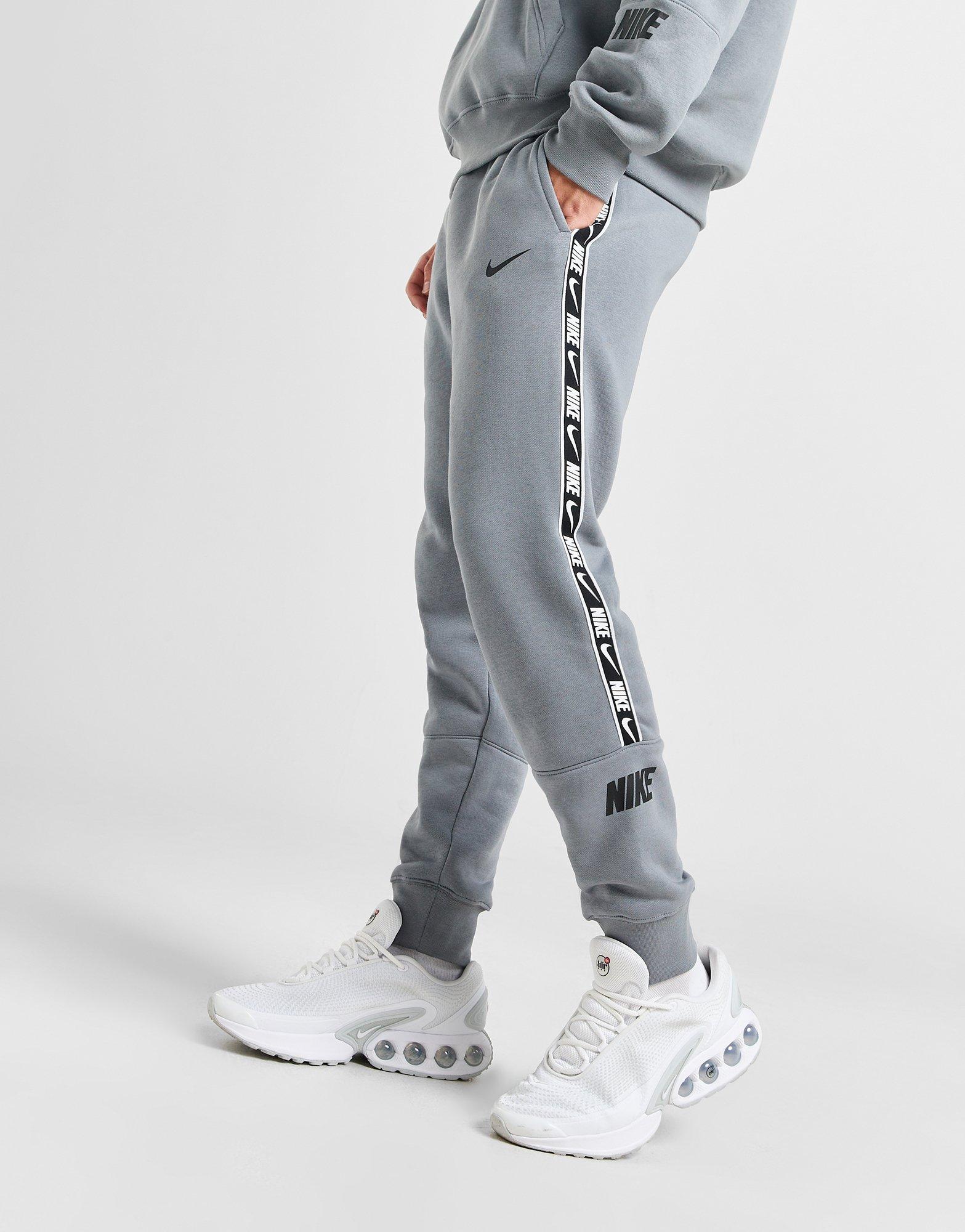 Nike jogginghose taped on sale