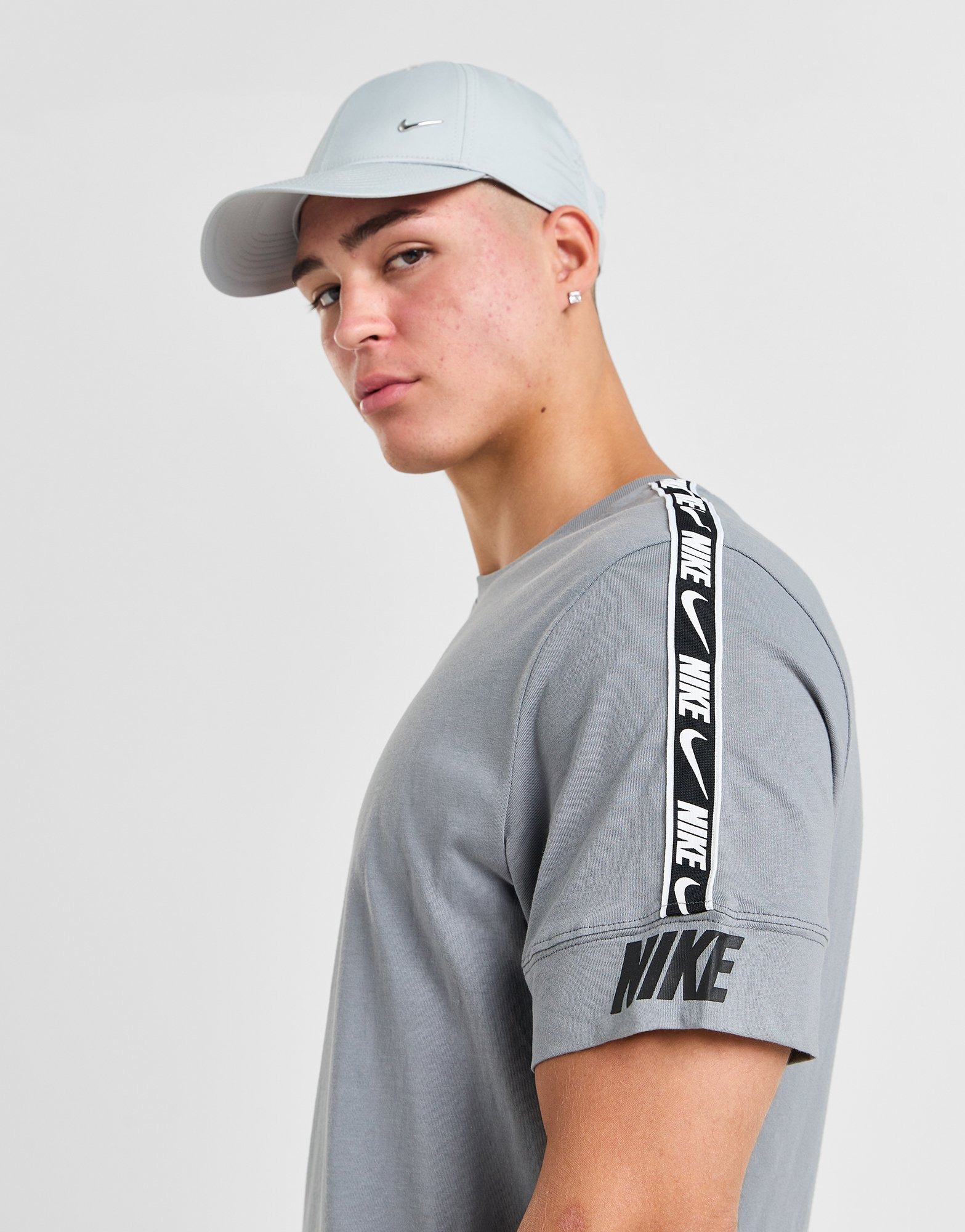 Nike Camiseta Repeat Tape en Gris JD Sports Espana