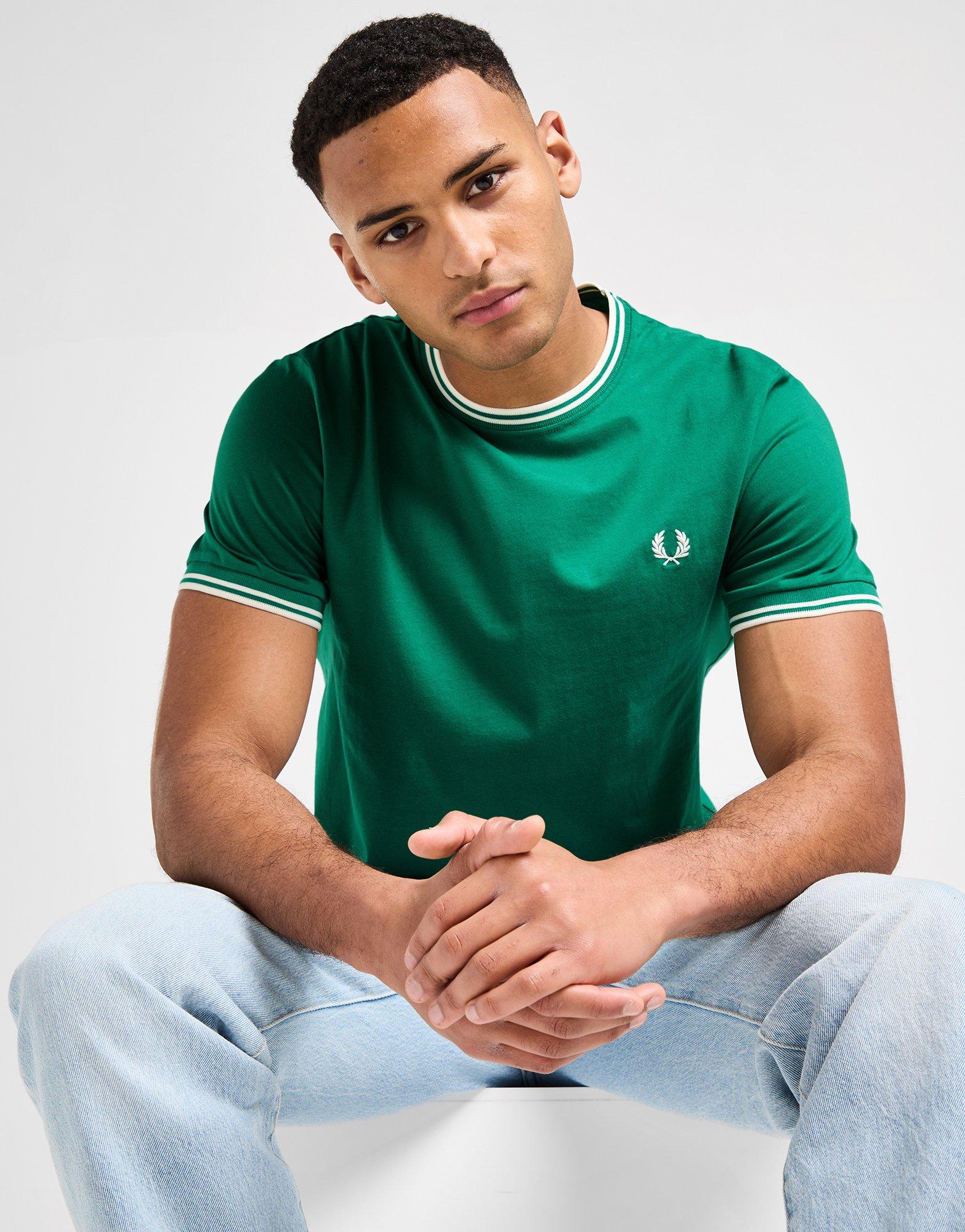 【FRED PERRY】TWIN TIPPED T-SHIRT Fred Perry twin tipped T-shirt in dark green | ASOS