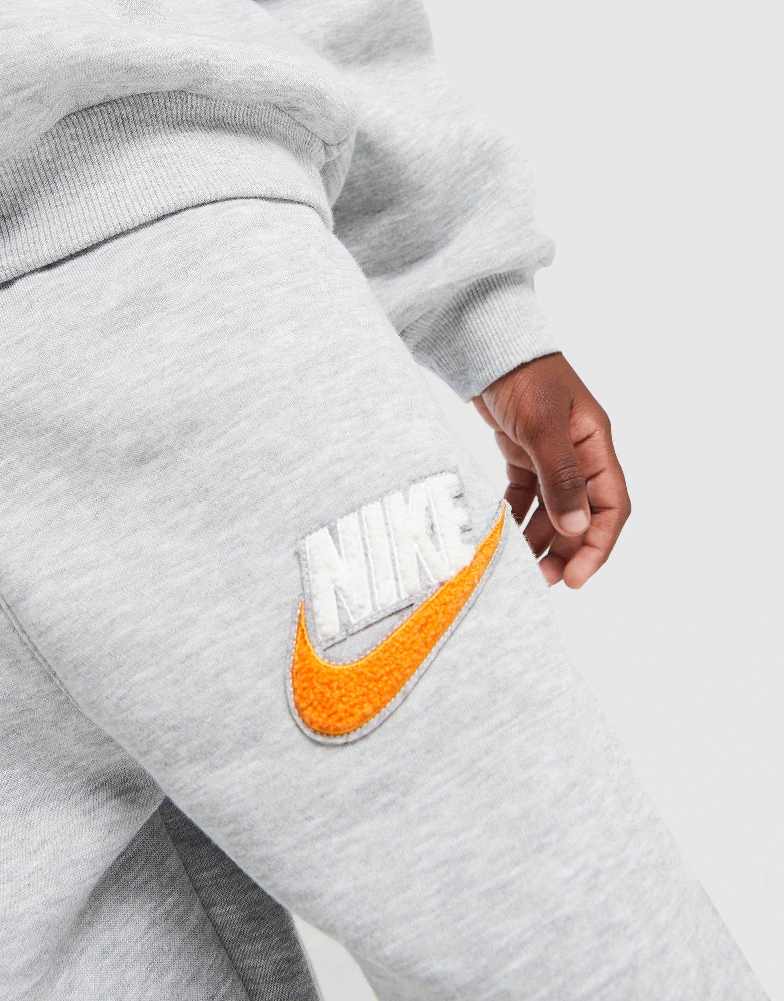 Nike Club Chenille Crew Trainingsanzug Kleinkinder