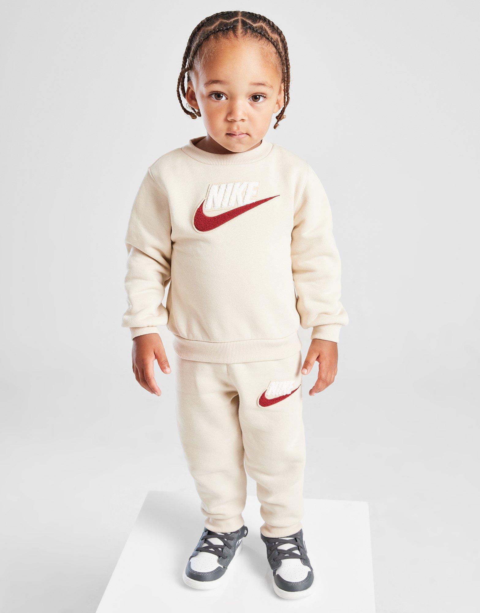Nike Chándal Club Chenille Crew para bebé en Beige JD Sports España