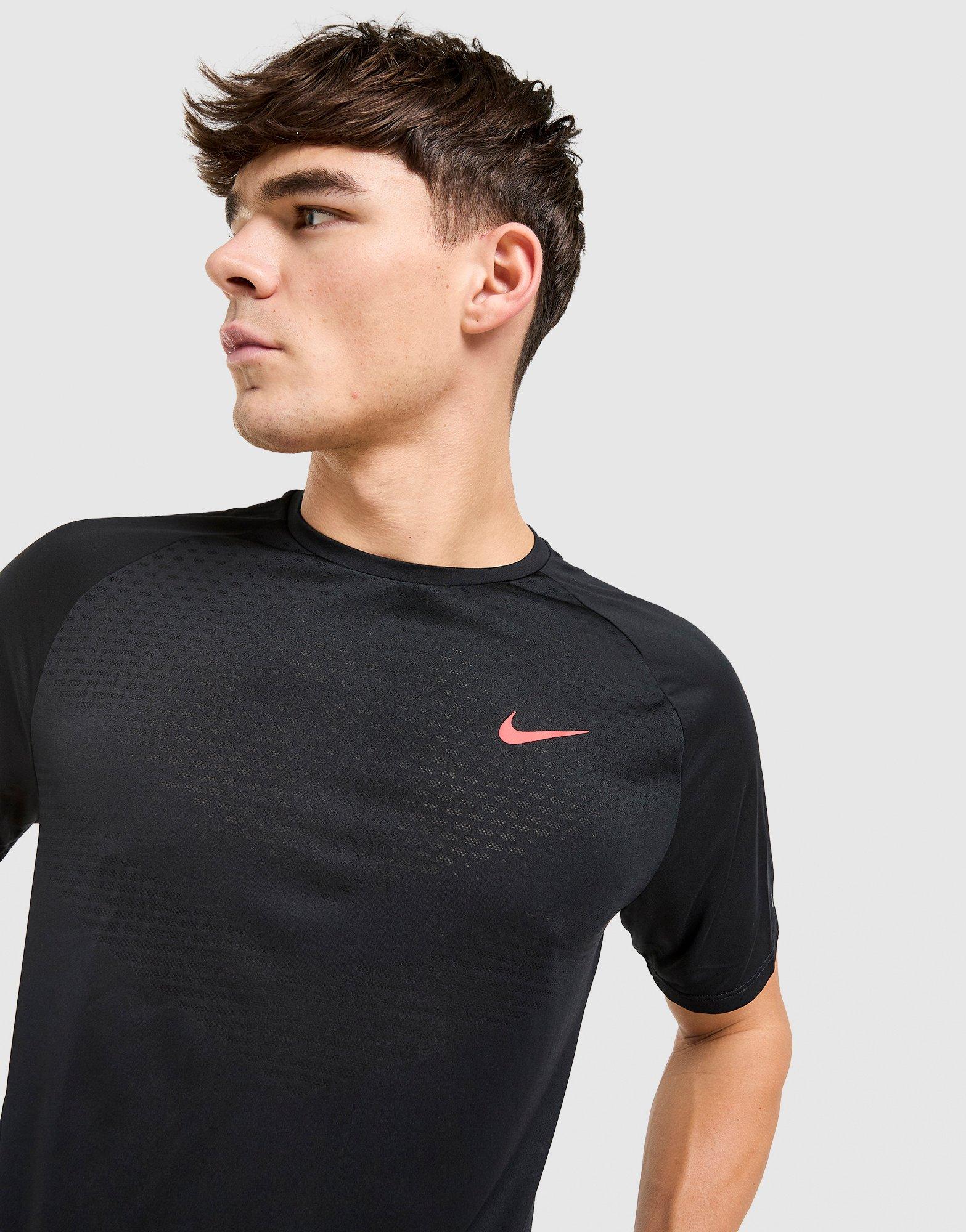 Nike Stride Swoosh T-Shirt