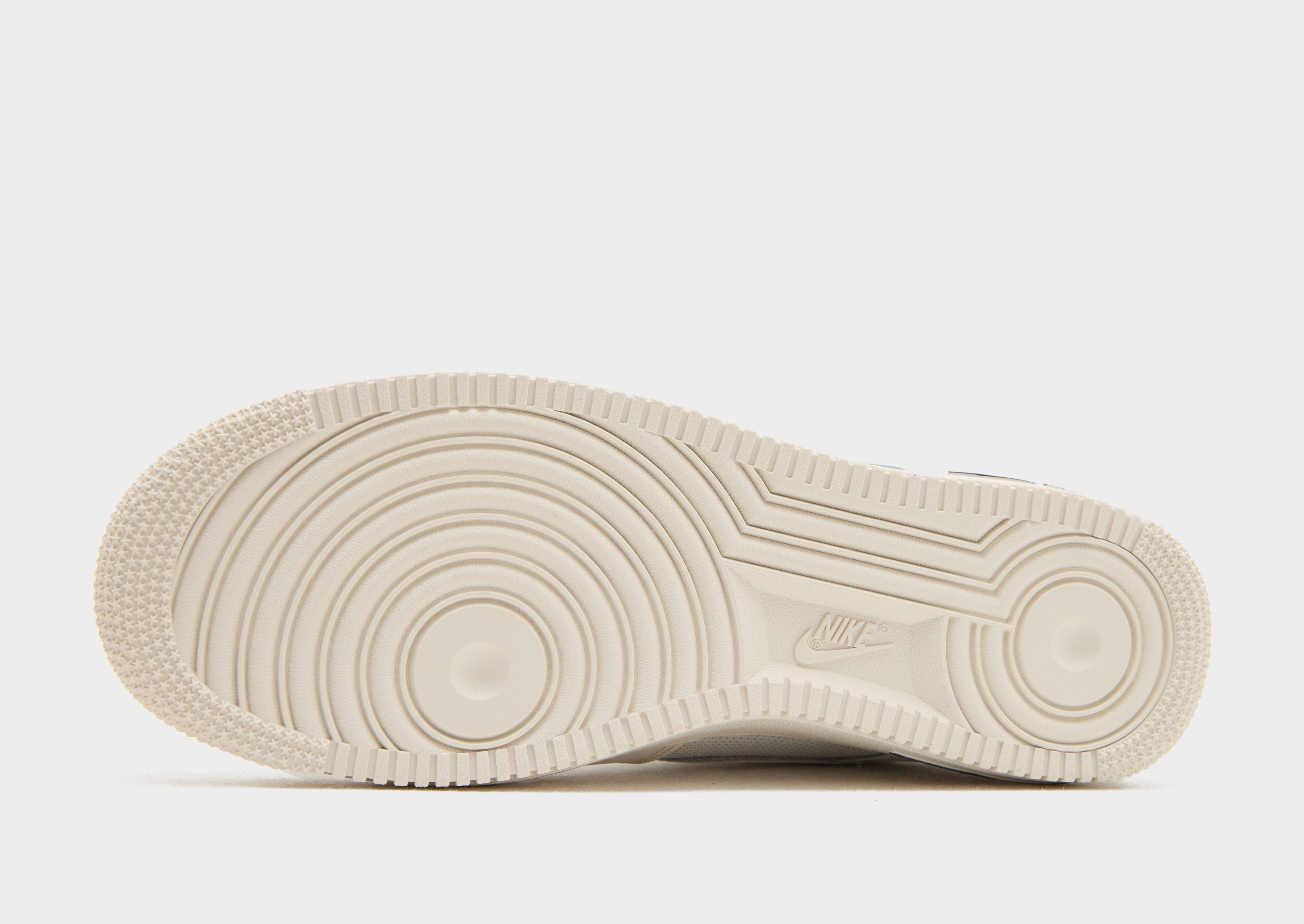 Nike Air Force 1 '07 LV8