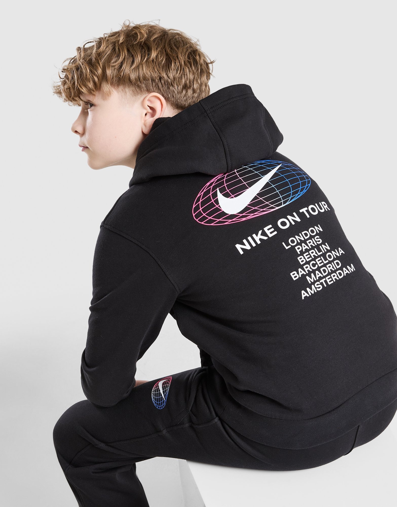 ゆんゆん　NIKE パーカー Black Nike World Tour Hoodie Junior - JD Sports Global