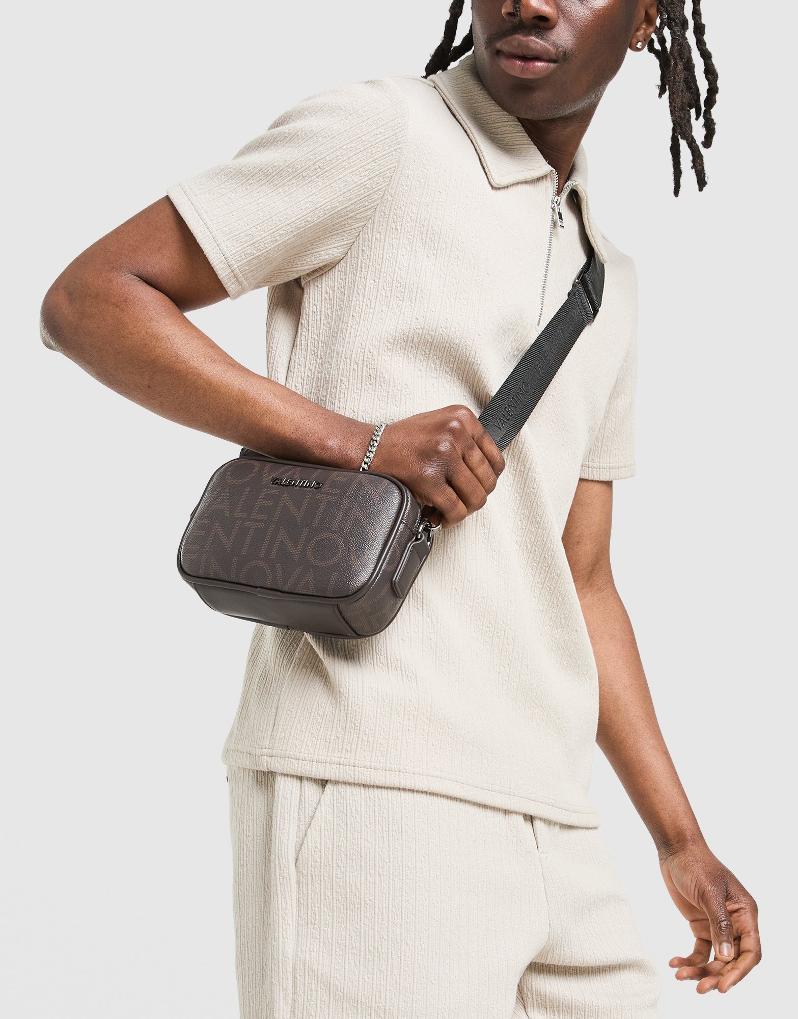 VALENTINO ボディバッグ Valentino Garavani Valentino Vlogo Walk crossbody bag Camel