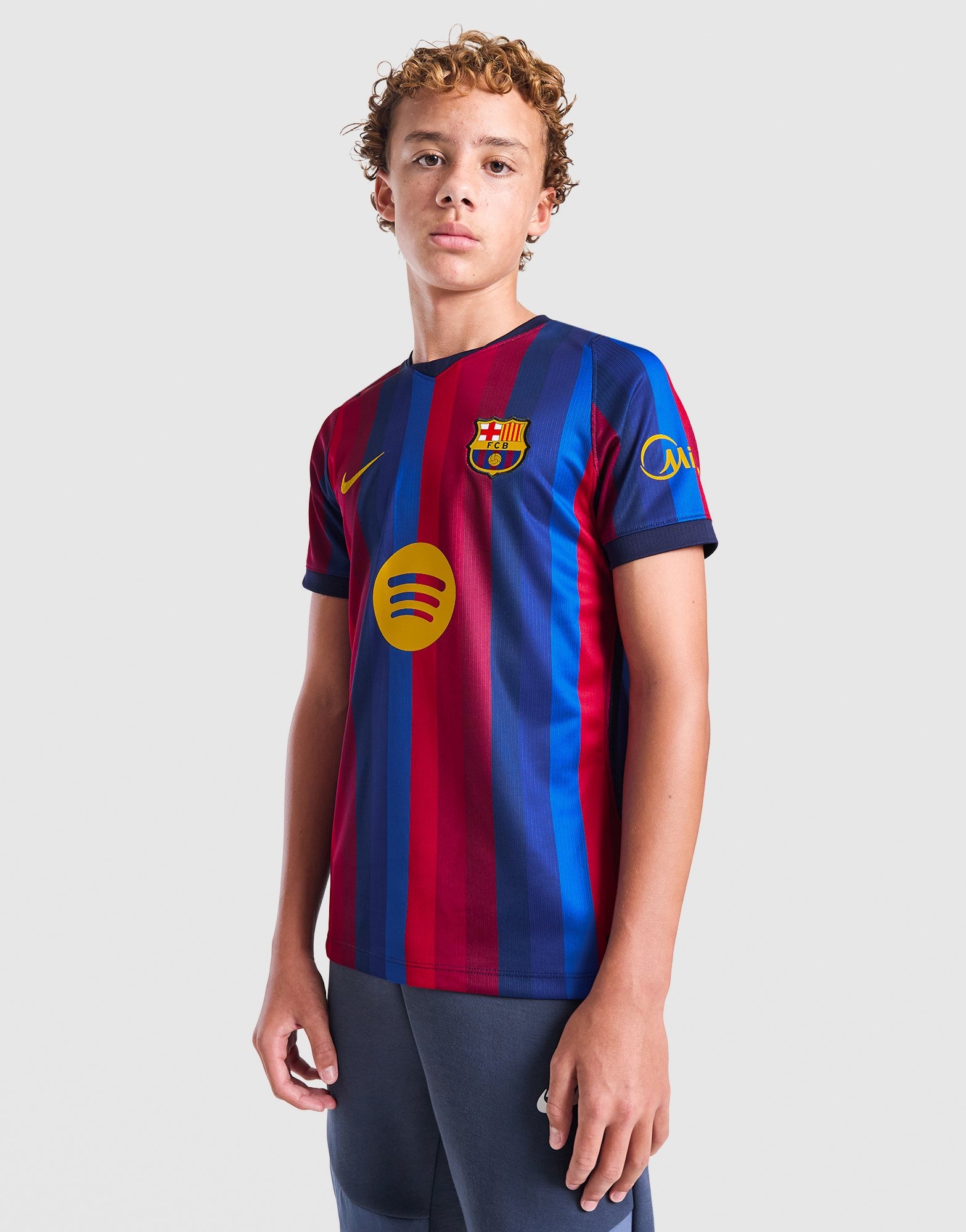 (GS) Nike x F.C. Barcelona 2026/27 Stadium Home Dri-FIT Replica T-Shirt 'Deep Garnet Blue Void Mineral Yellow' — foto 2