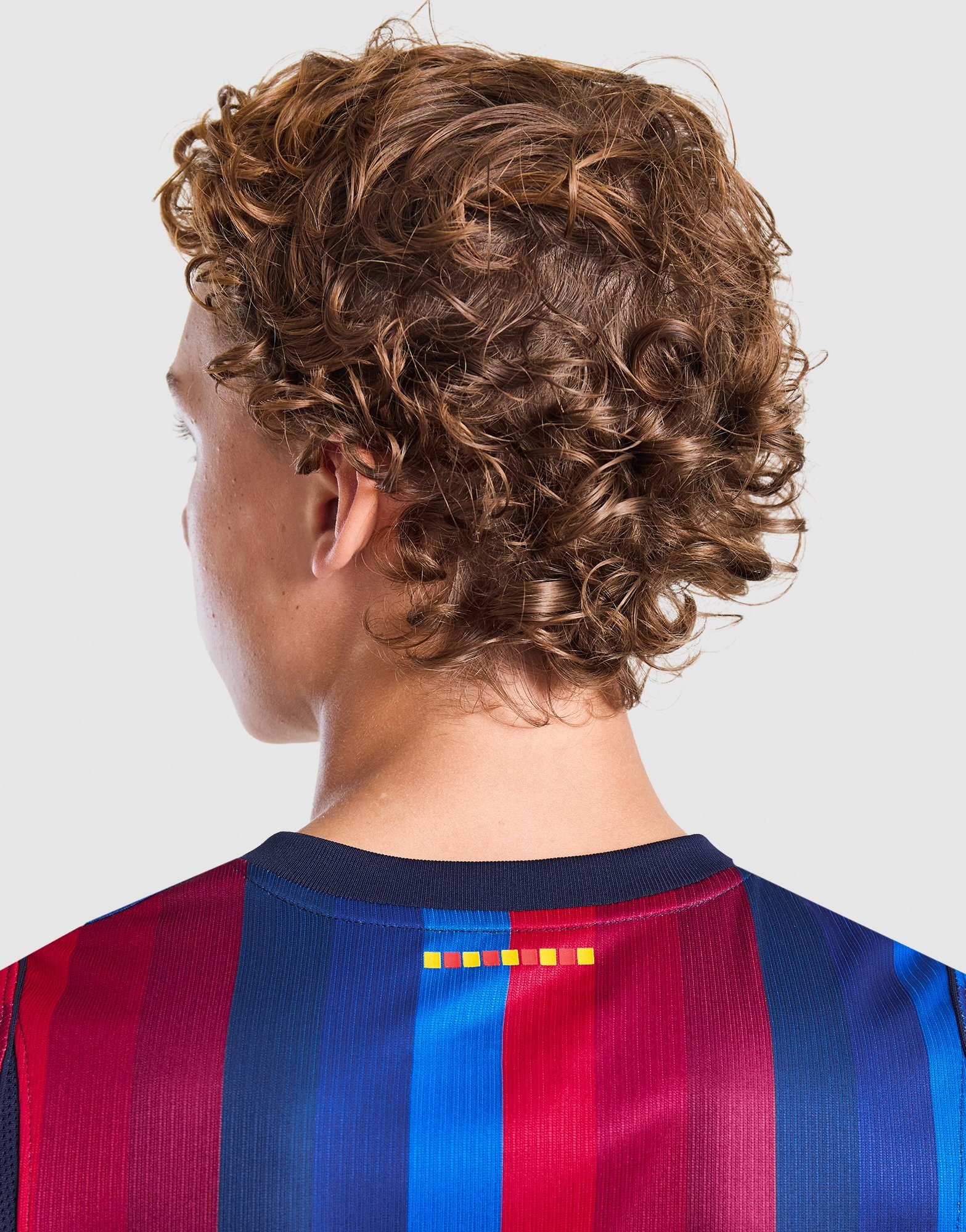 (GS) Nike x F.C. Barcelona 2026/27 Stadium Home Dri-FIT Replica T-Shirt 'Deep Garnet Blue Void Mineral Yellow' — foto 4