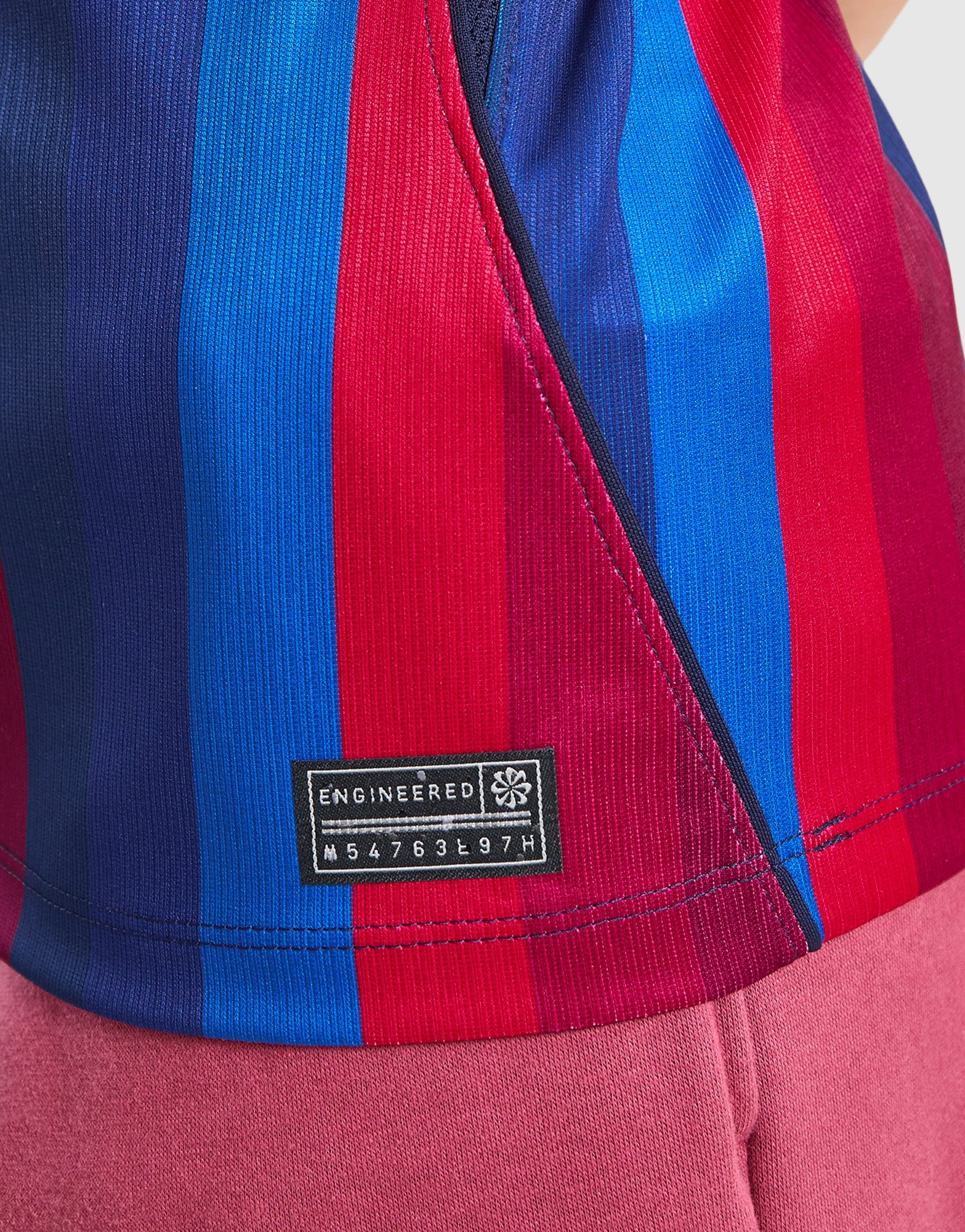 (GS) Nike x F.C. Barcelona 2026/27 Stadium Home Dri-FIT Replica T-Shirt 'Deep Garnet Blue Void Mineral Yellow' — foto 5