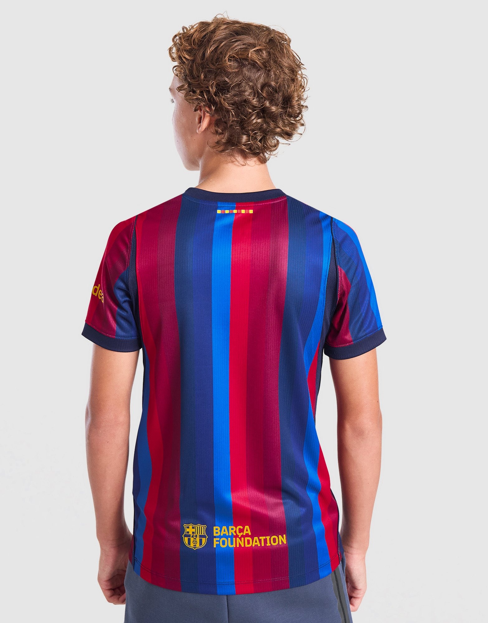 (GS) Nike x F.C. Barcelona 2026/27 Stadium Home Dri-FIT Replica T-Shirt 'Deep Garnet Blue Void Mineral Yellow' — foto 6
