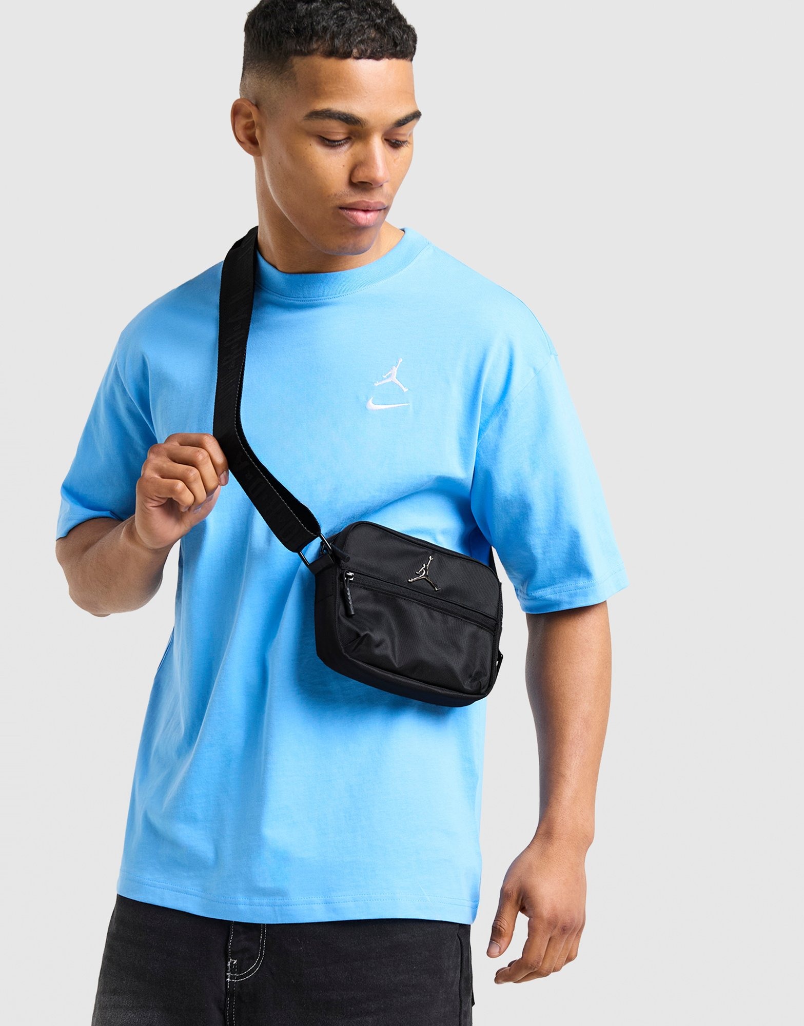 Jordanのショルダーバッグ Black Jordan Element Micro Messenger Bag - JD Sports Global