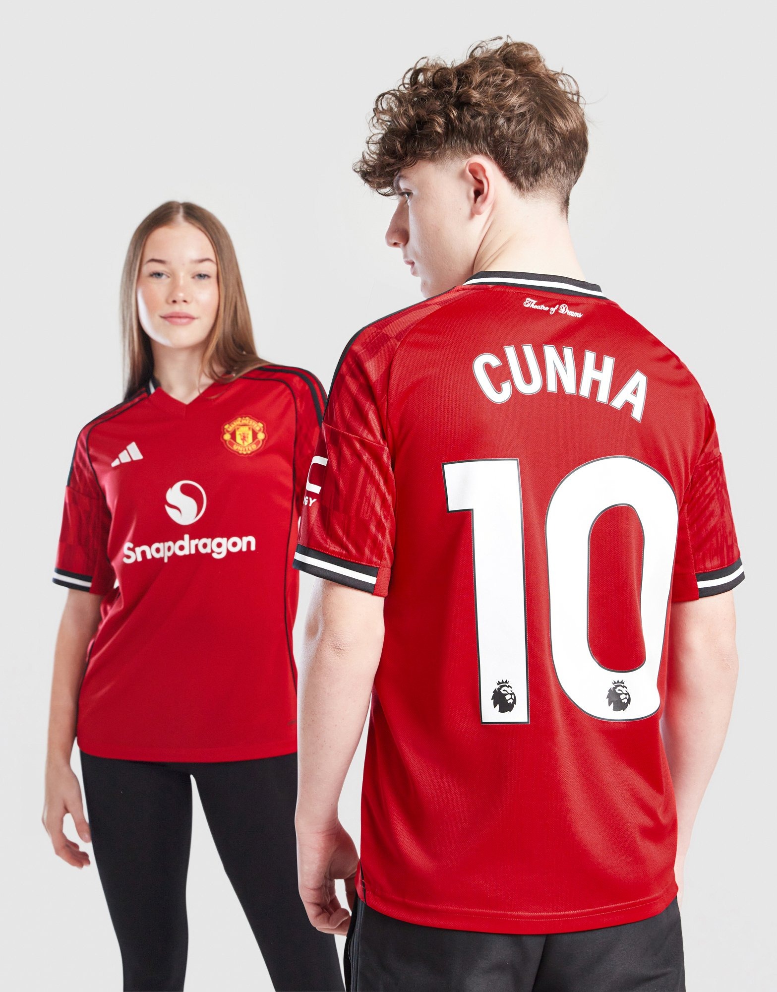 25-26Manchester United CUNHA 10 シャツレプリカ Red adidas Manchester United 2025/26 Cunha #10 Home Shirt JNR - JD