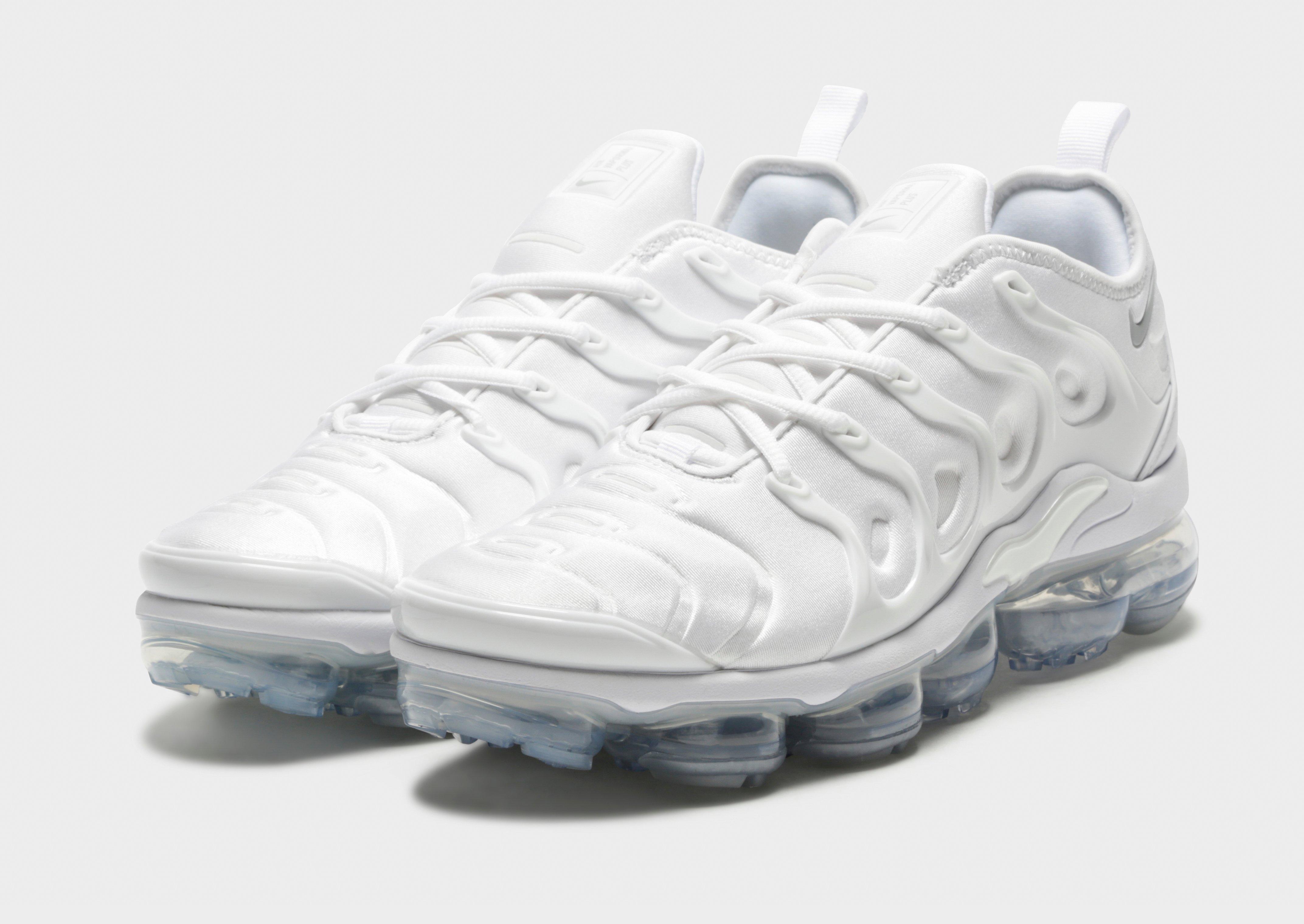 Full white vapormax hotsell