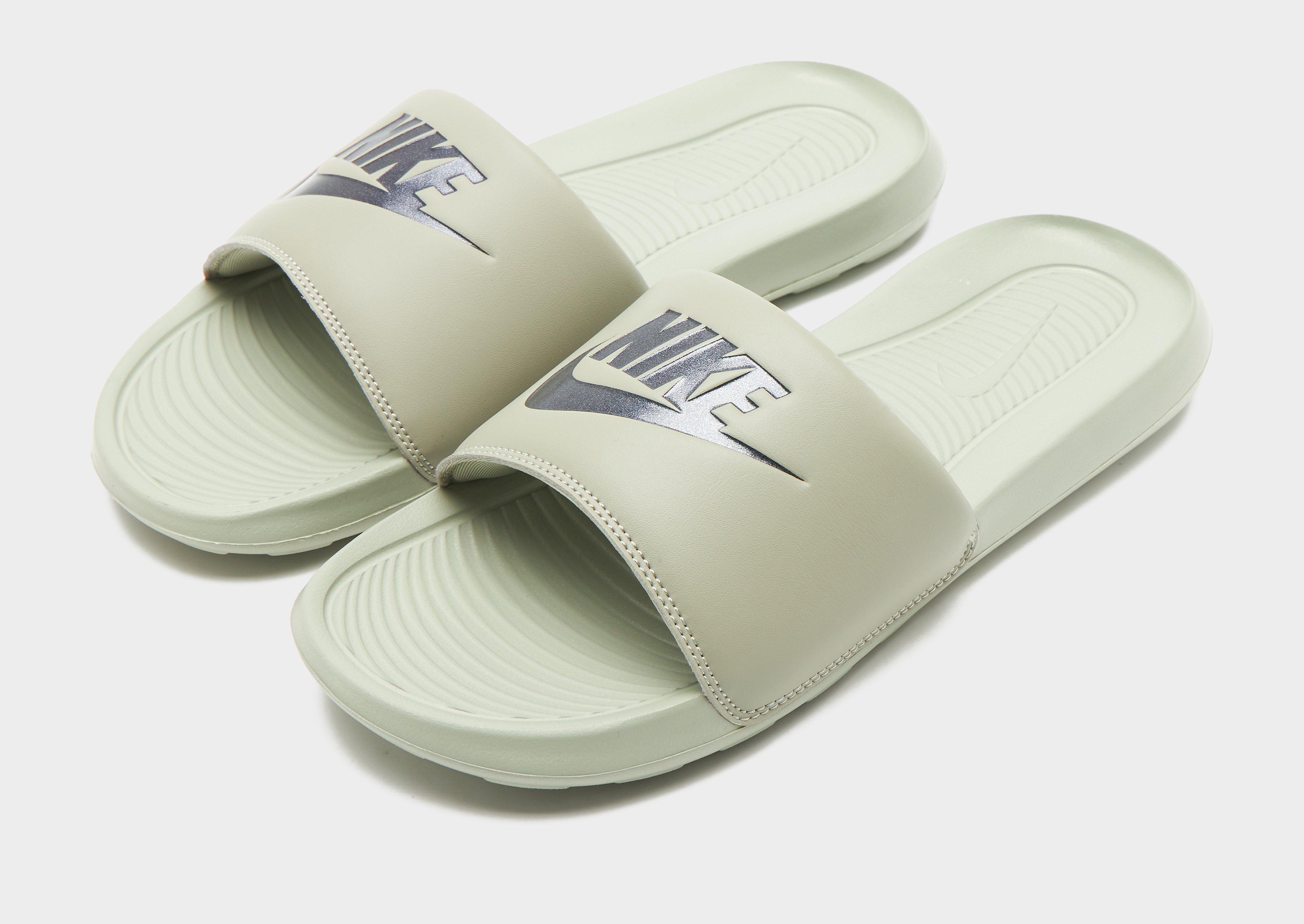 Nike Victori Slides