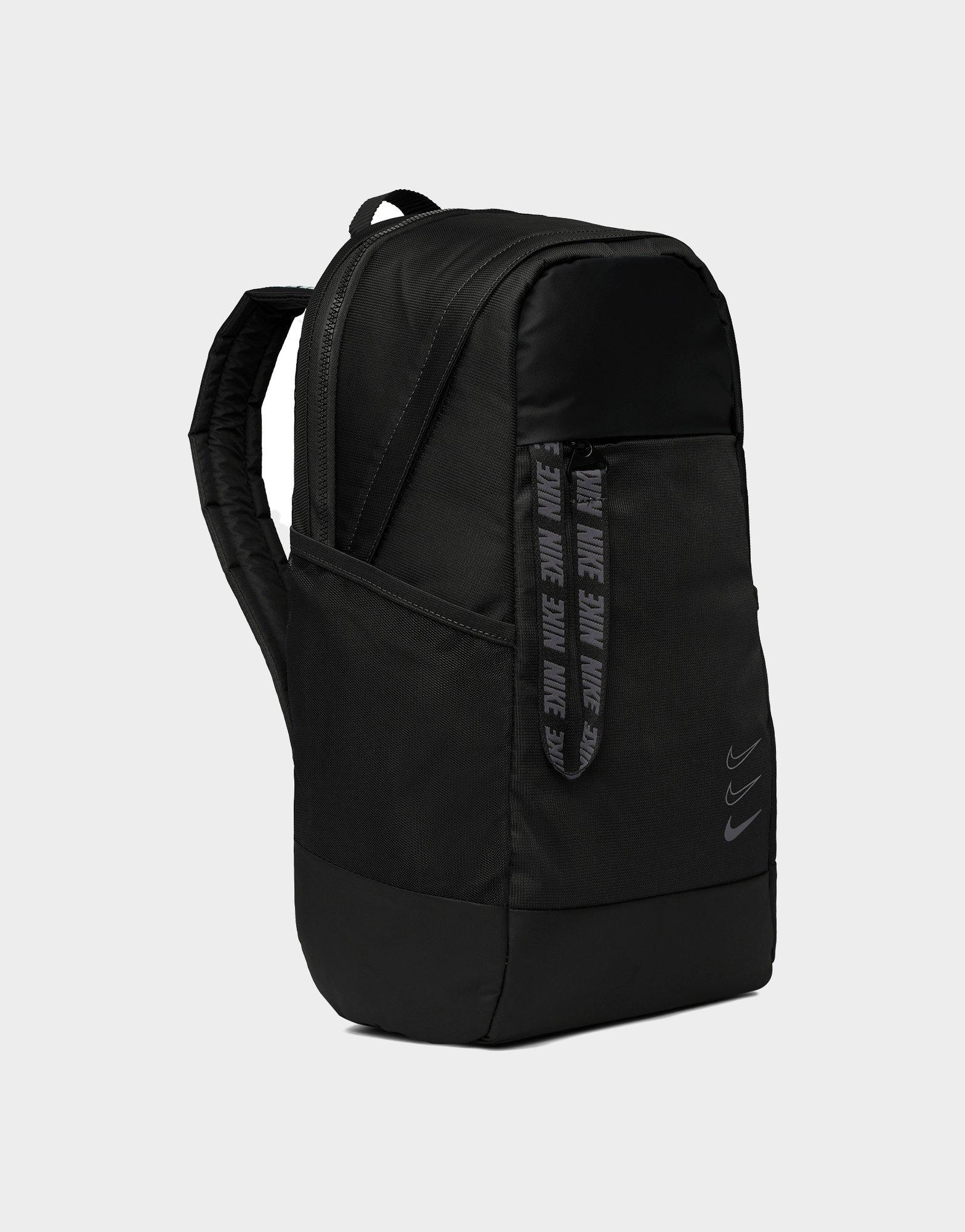 nike essential backpack