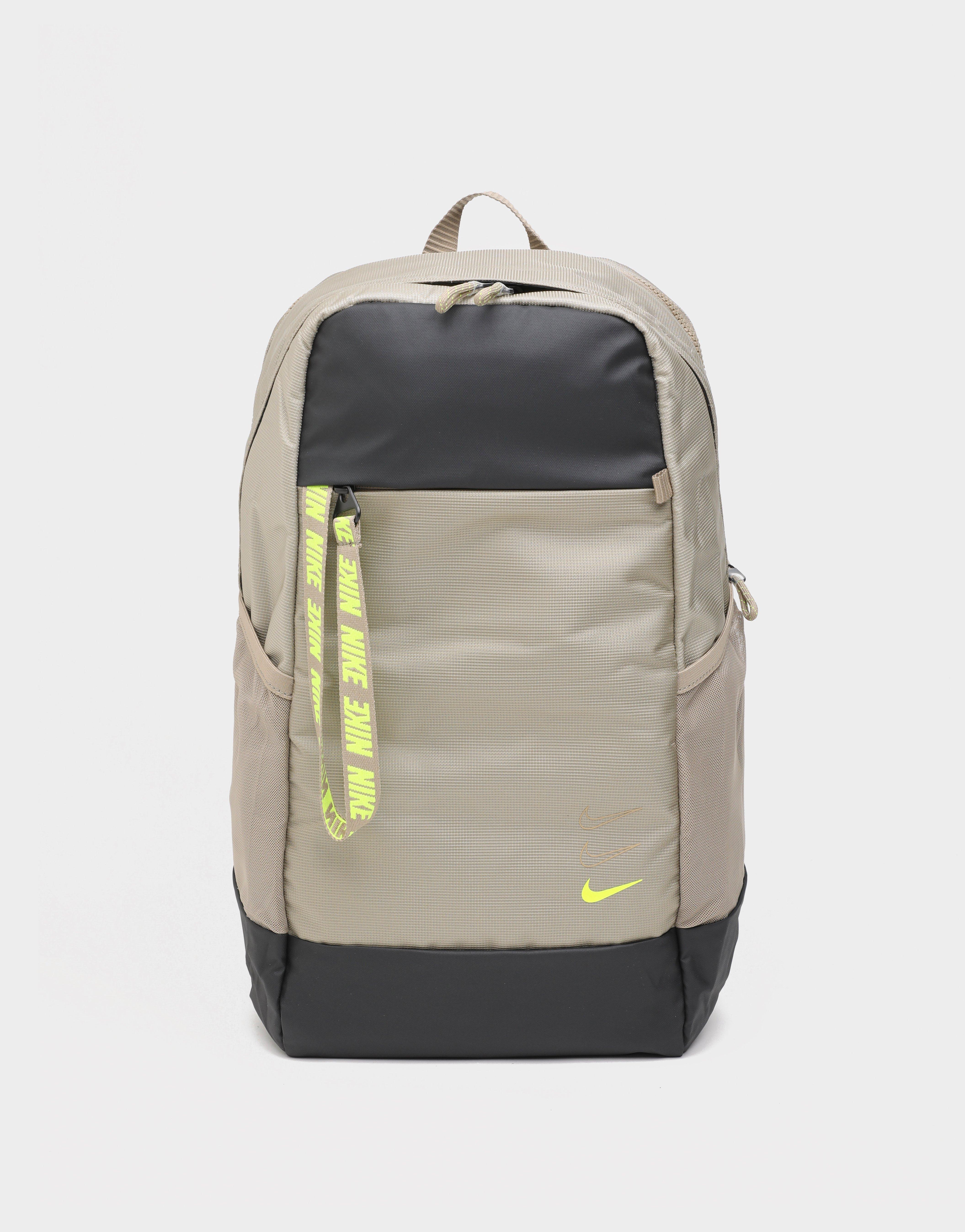 nike essential backpack