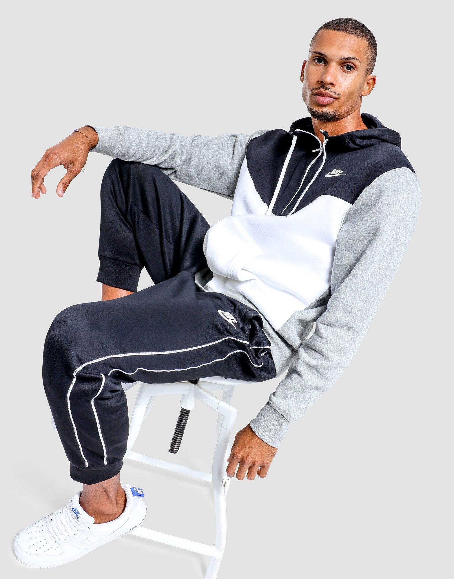 nike repeat logo