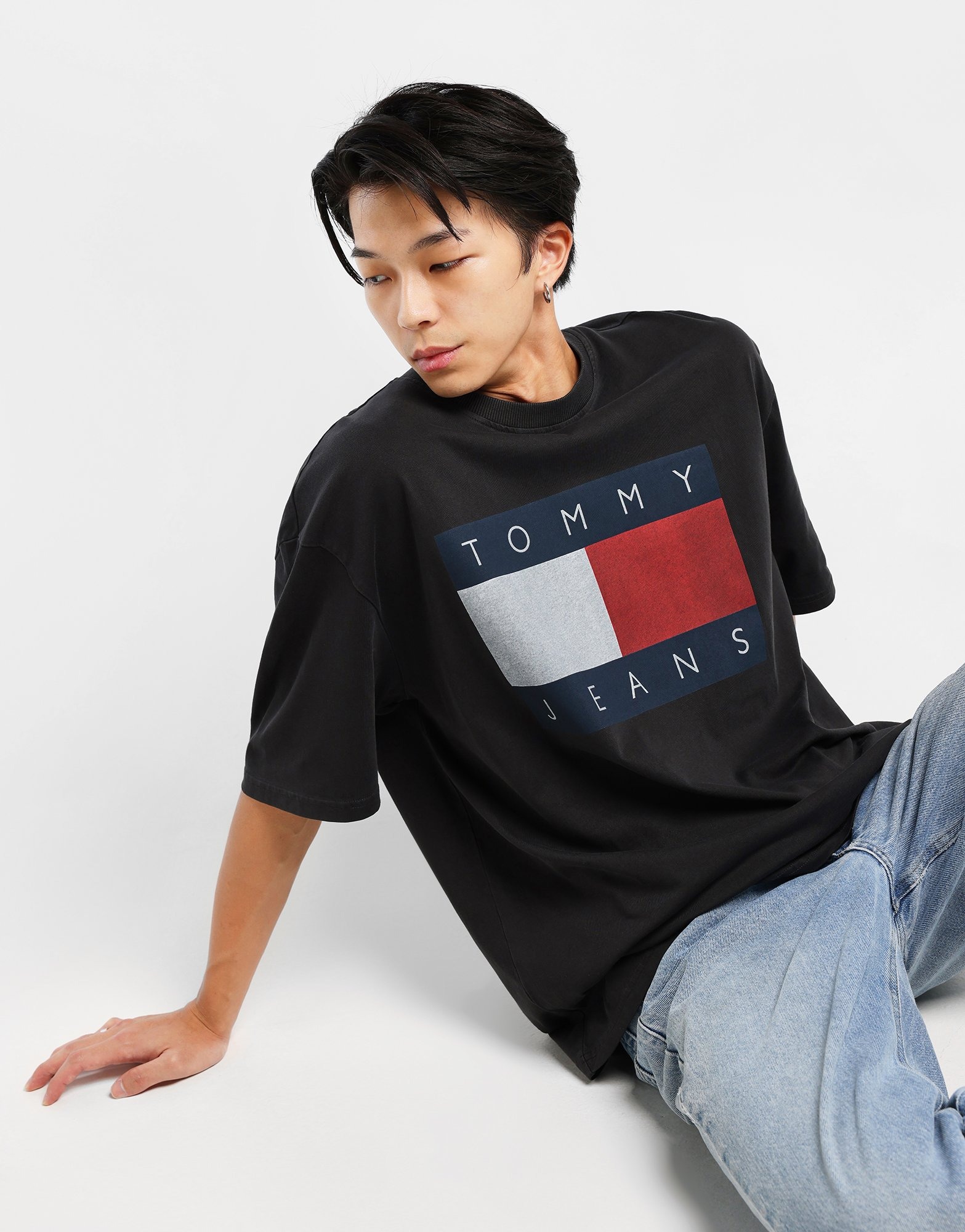 Black Tommy Hilfiger Oversized Fit Graphic T-Shirt | JD Sports Malaysia