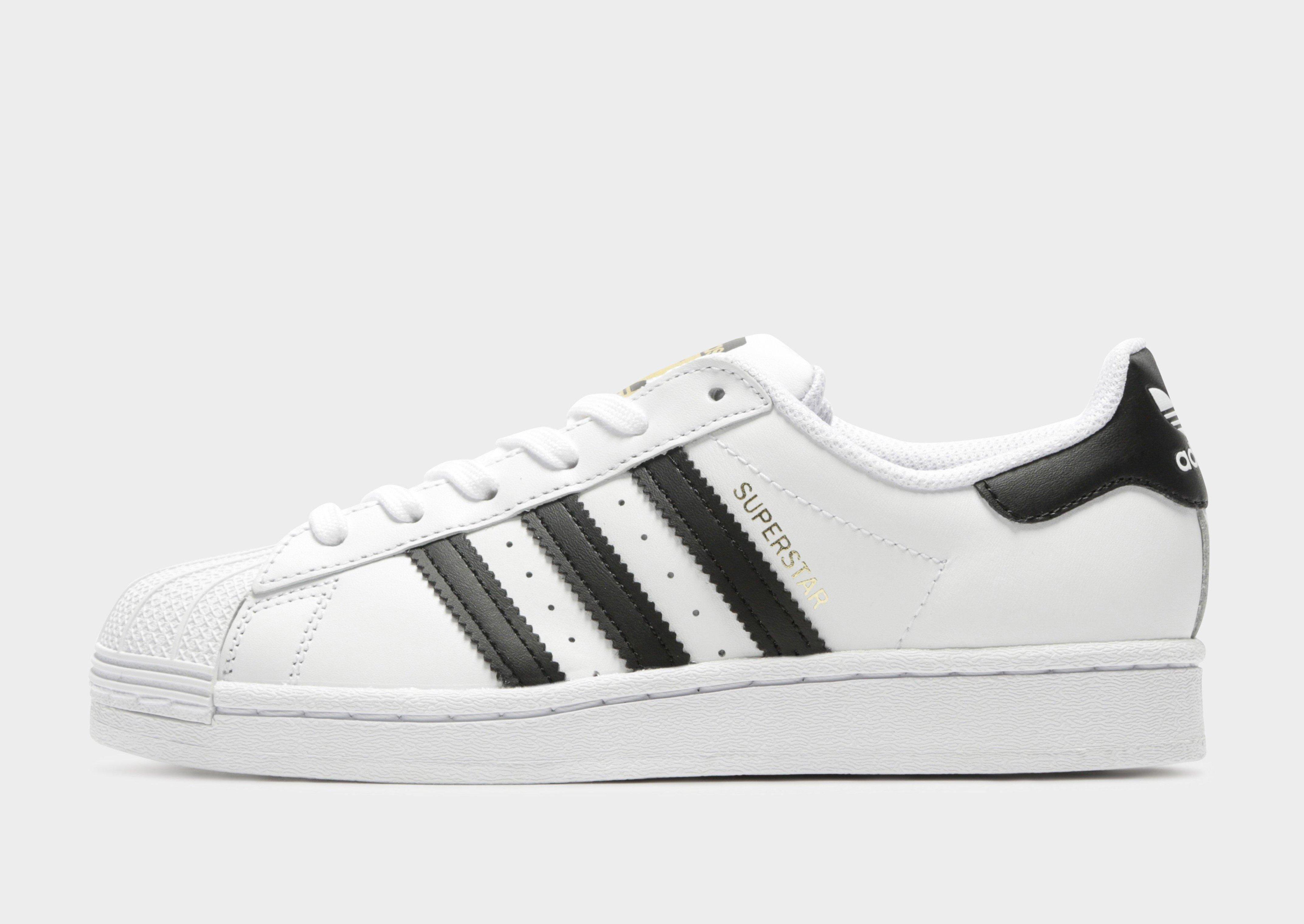 Adidas superstar store come vestono