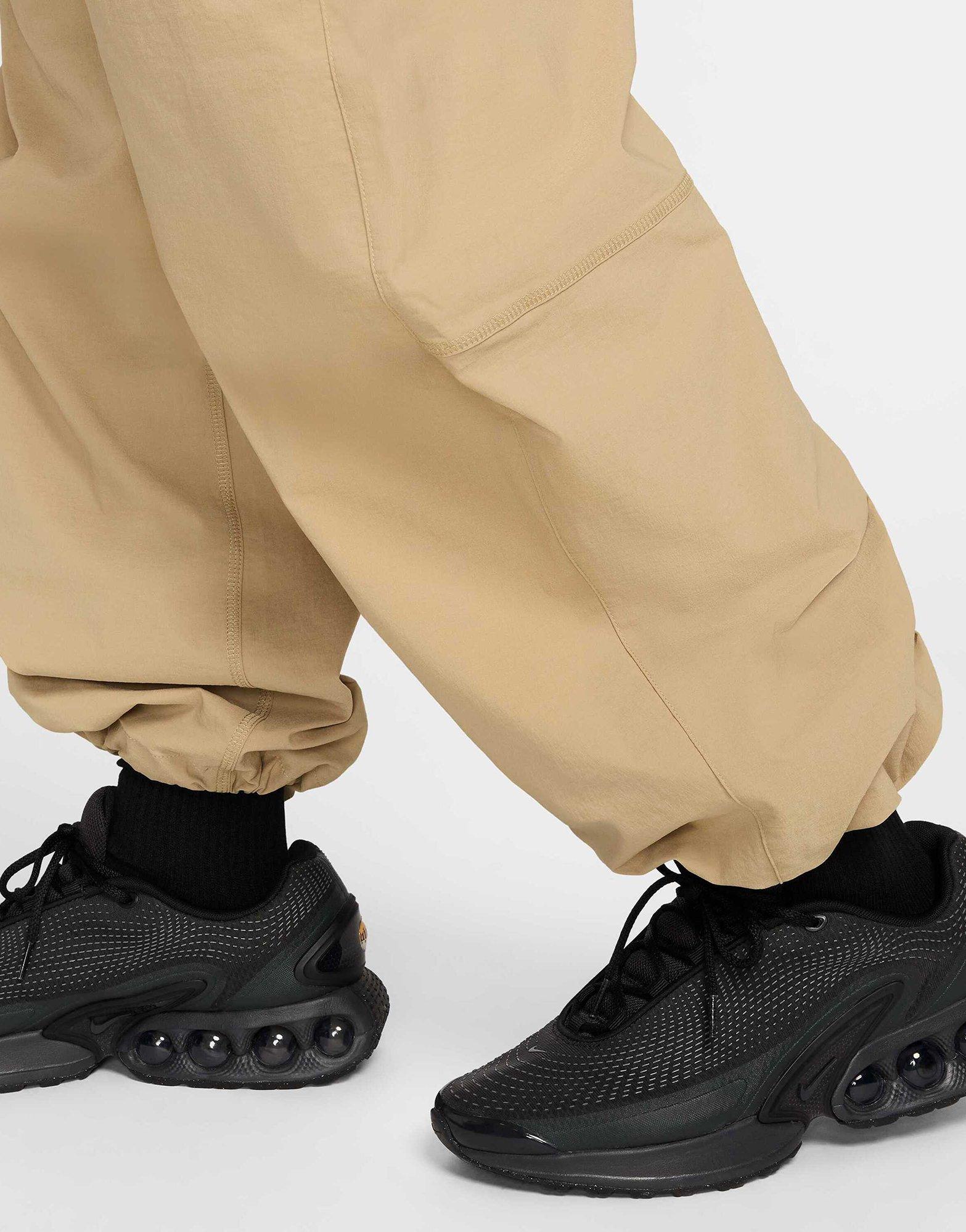 ★★Nike★★ Club Oversized Woven Track Pants M Light KhakiS Nike Cargo Pants Club Woven - Khaki/White