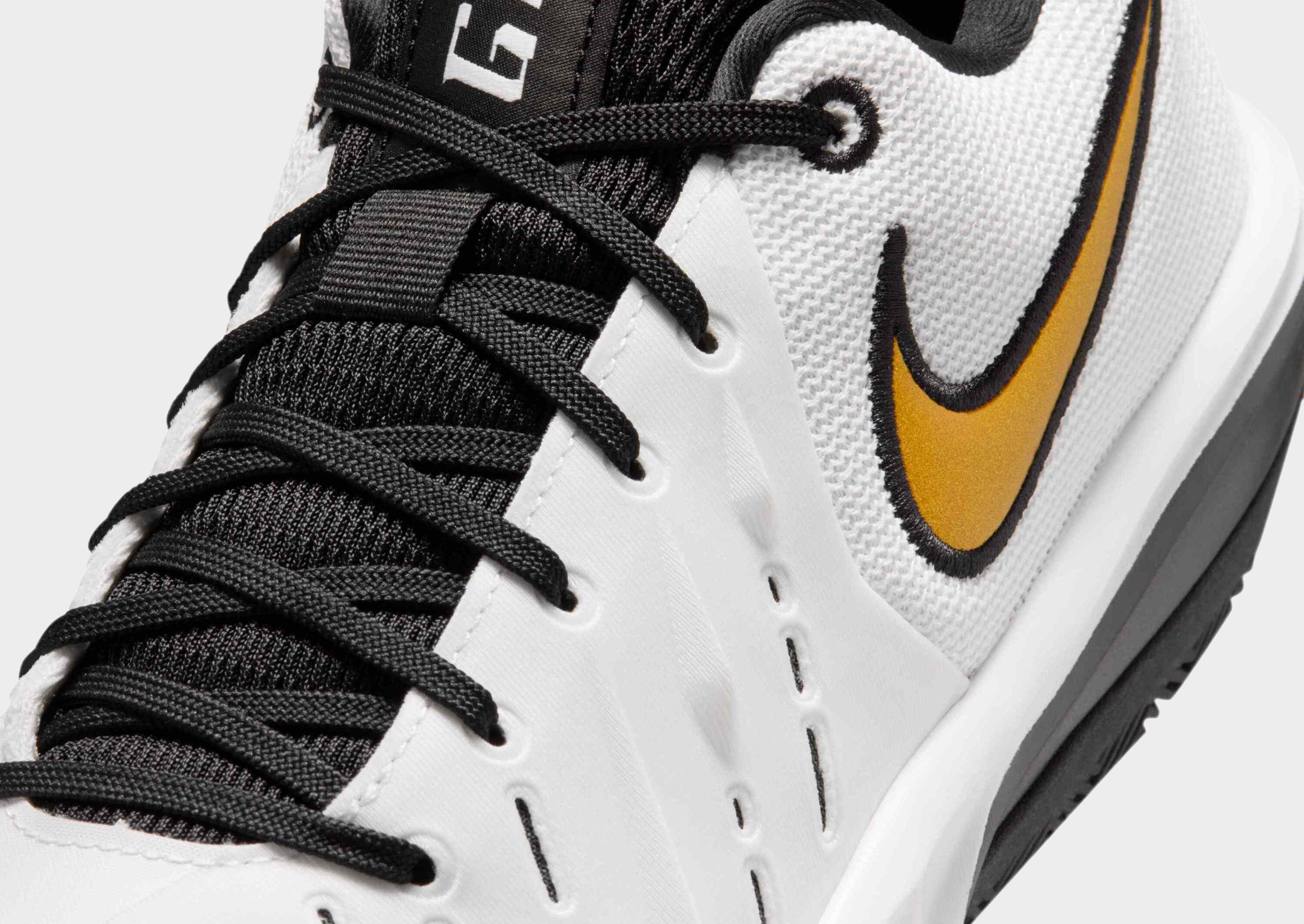 Nike BASKETBALL SHOES G.T.