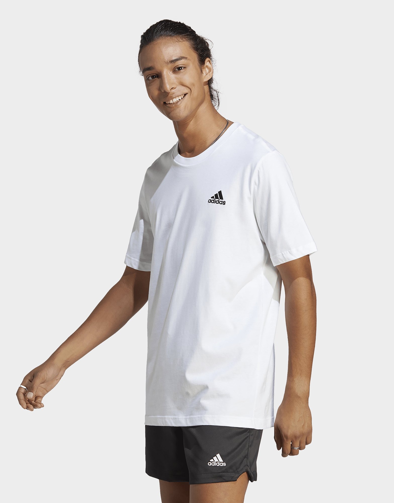 White adidas เสื้อยืดผู้ชาย Essentials Single Jersey Embroidered Small ...